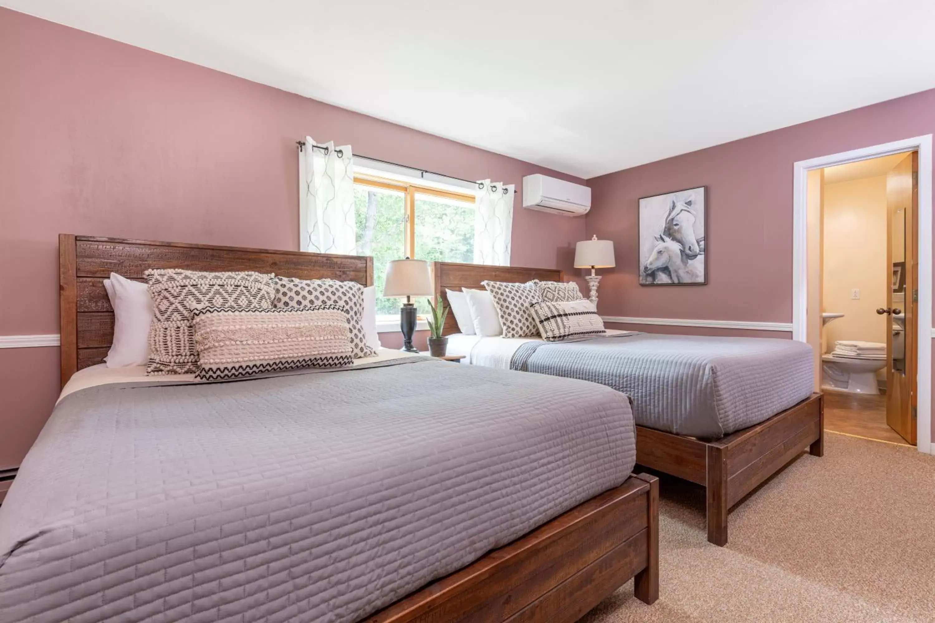 Bedroom, Bed in White Horse Lodge