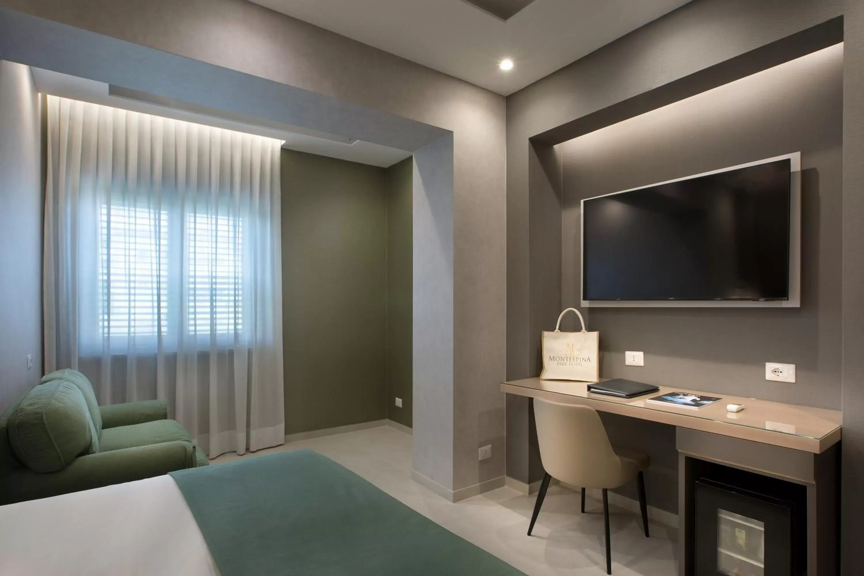Bedroom, TV/Entertainment Center in Montespina Park Hotel