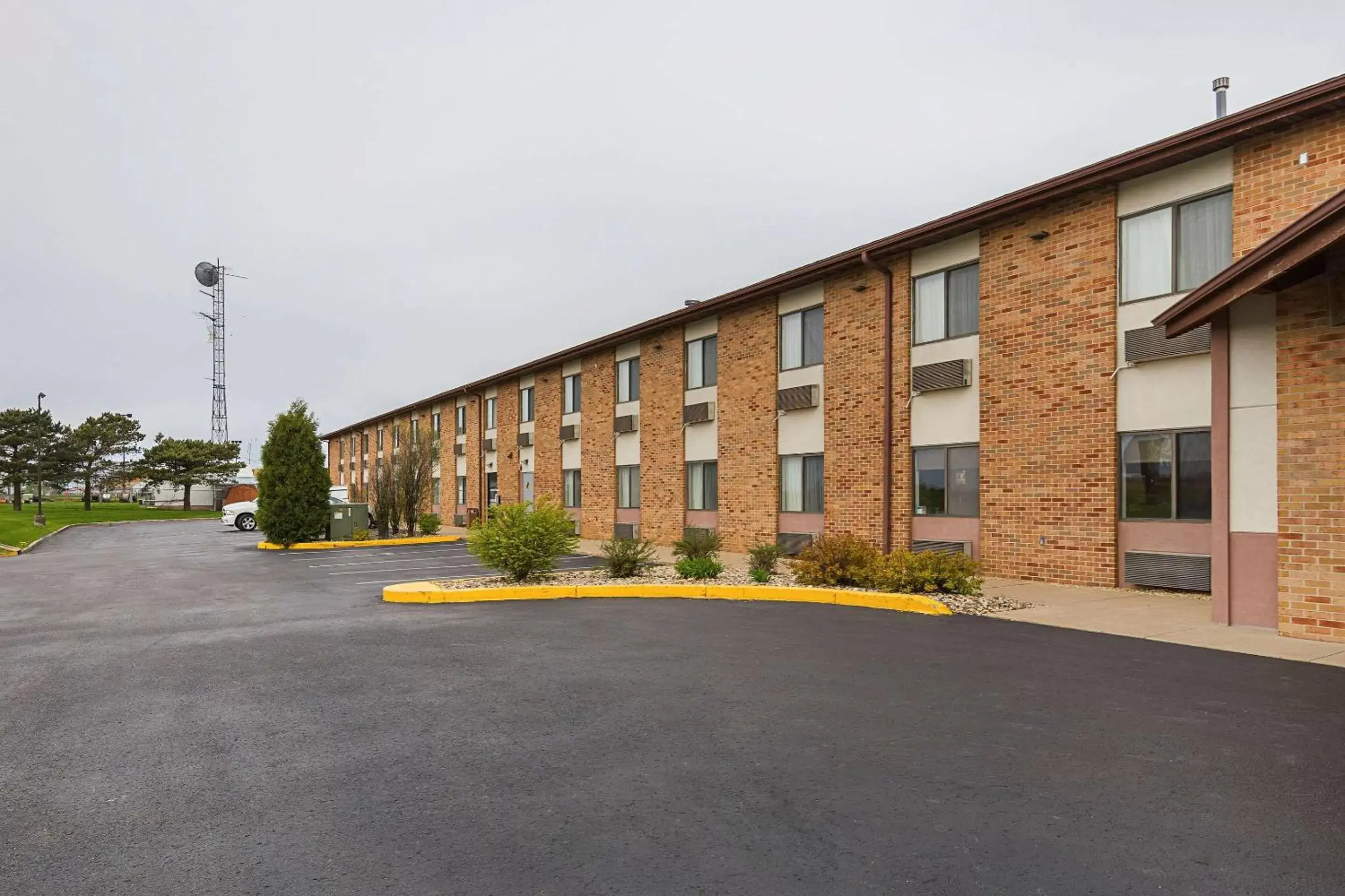 Property Building in Quality Inn Waverly
