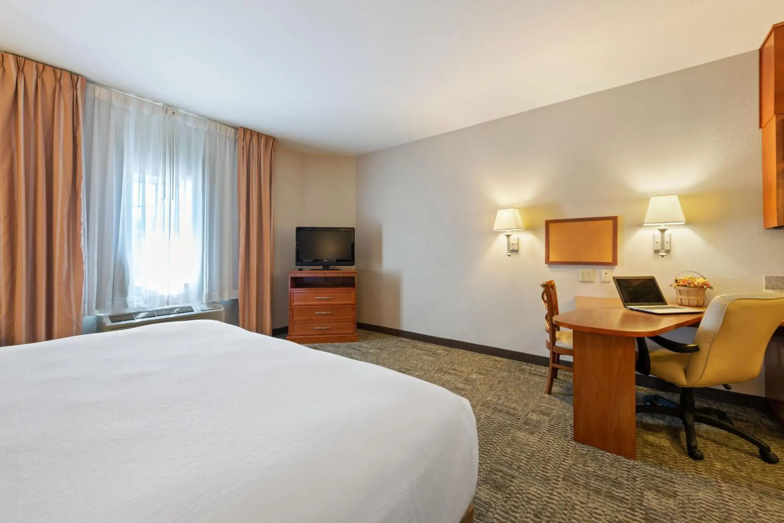 Bed in Extended Stay America Suites - Houston - IAH Airport
