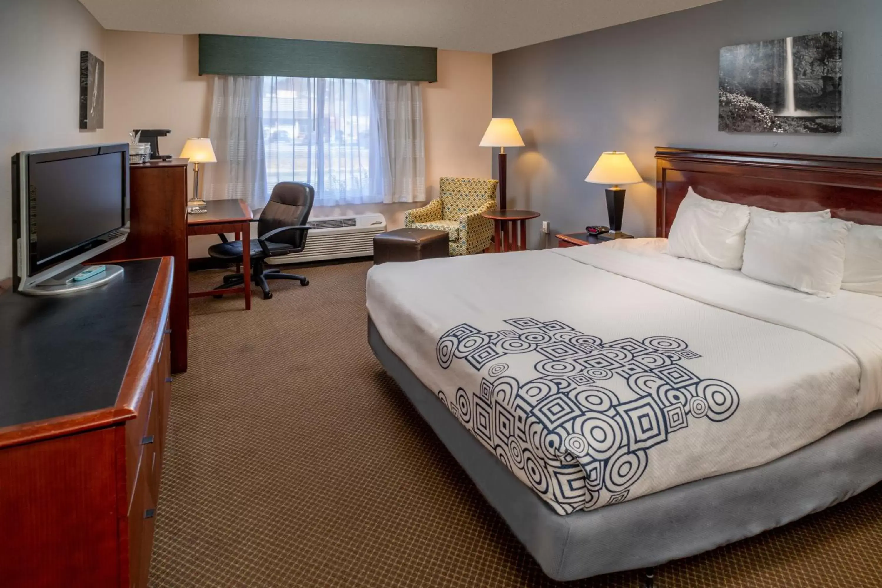 King Room with Roll-in Shower - Mobility Accessible/Non-Smoking in Best Western Huntington Mall Inn King Room with Roll-in Shower - Mobility Accessible/Non-Smoking in Best Western Huntington Mall Inn