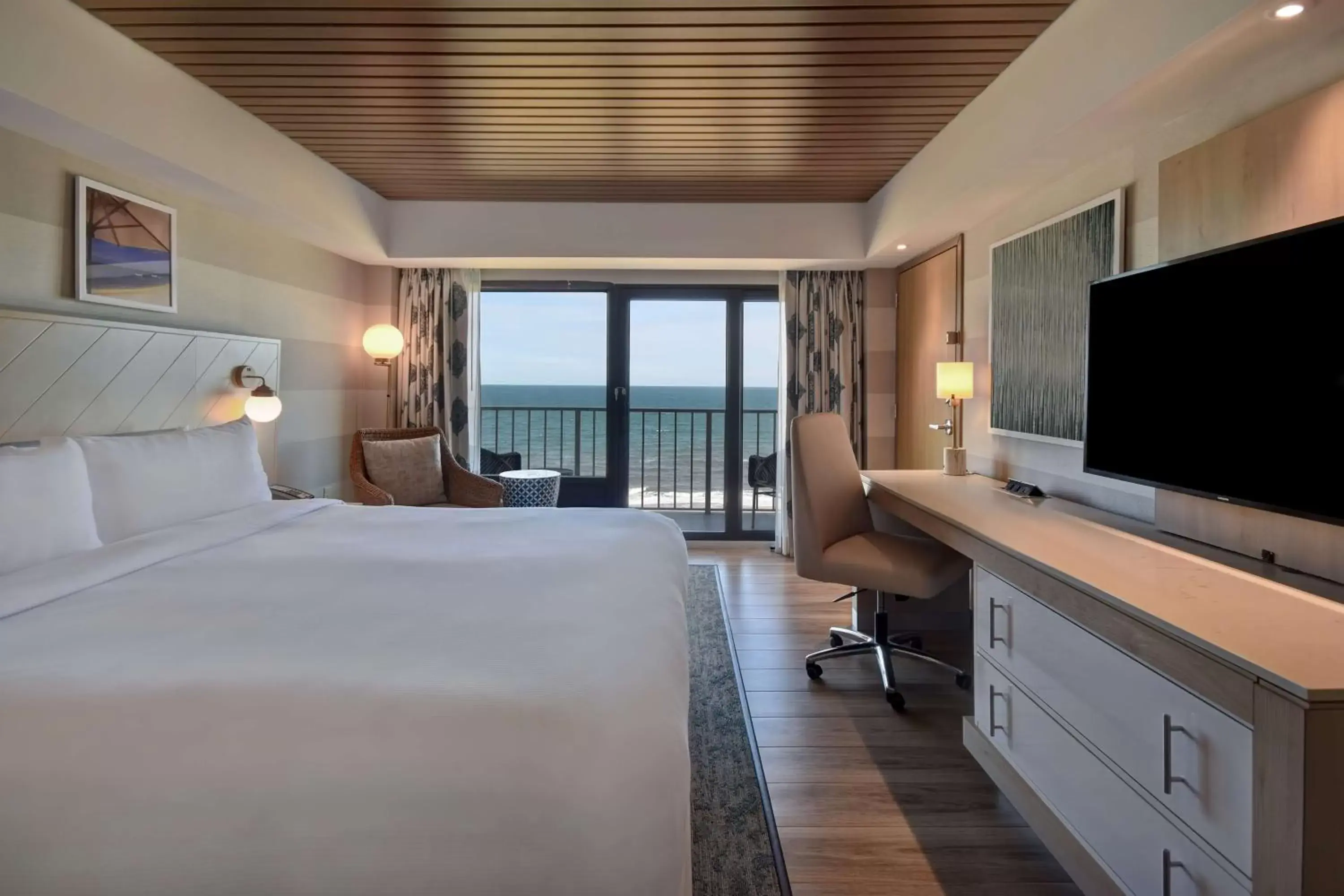 Bedroom, TV/Entertainment Center in DoubleTree by Hilton Oceanfront Virginia Beach