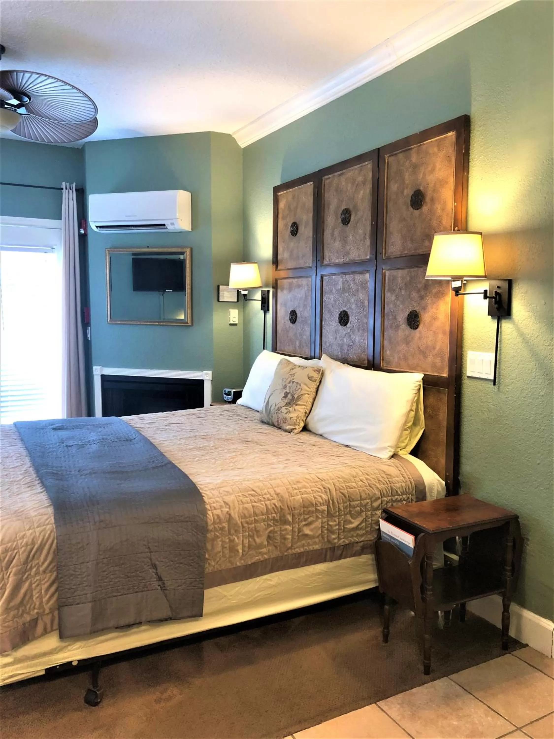 King Room with Spa Bath - Victorian House in Casa De Solana Bed and Breakfast