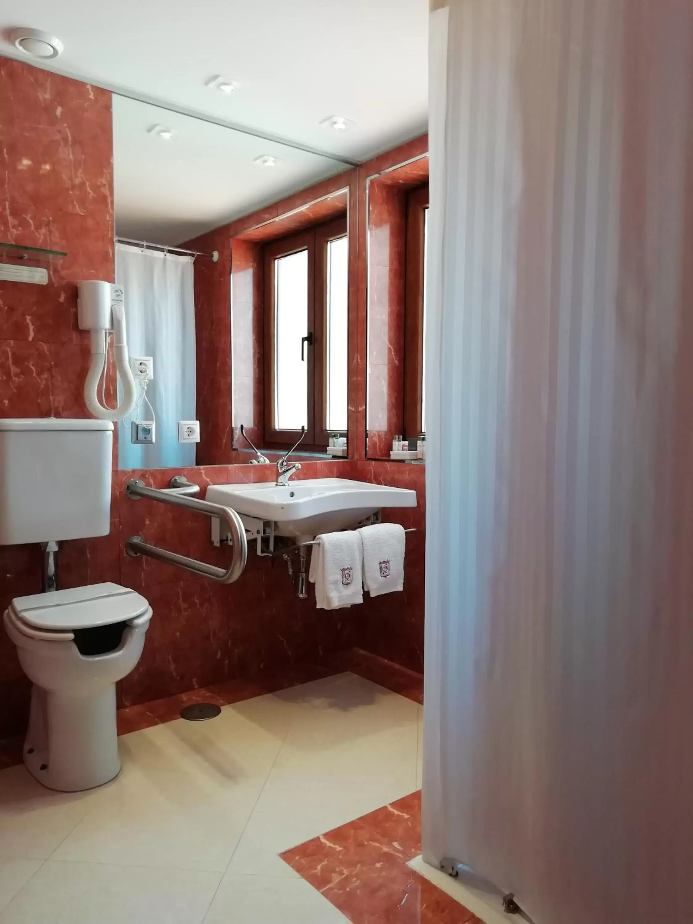 Facility for disabled guests, Bathroom in Hotel Rural Quinta Do Pego