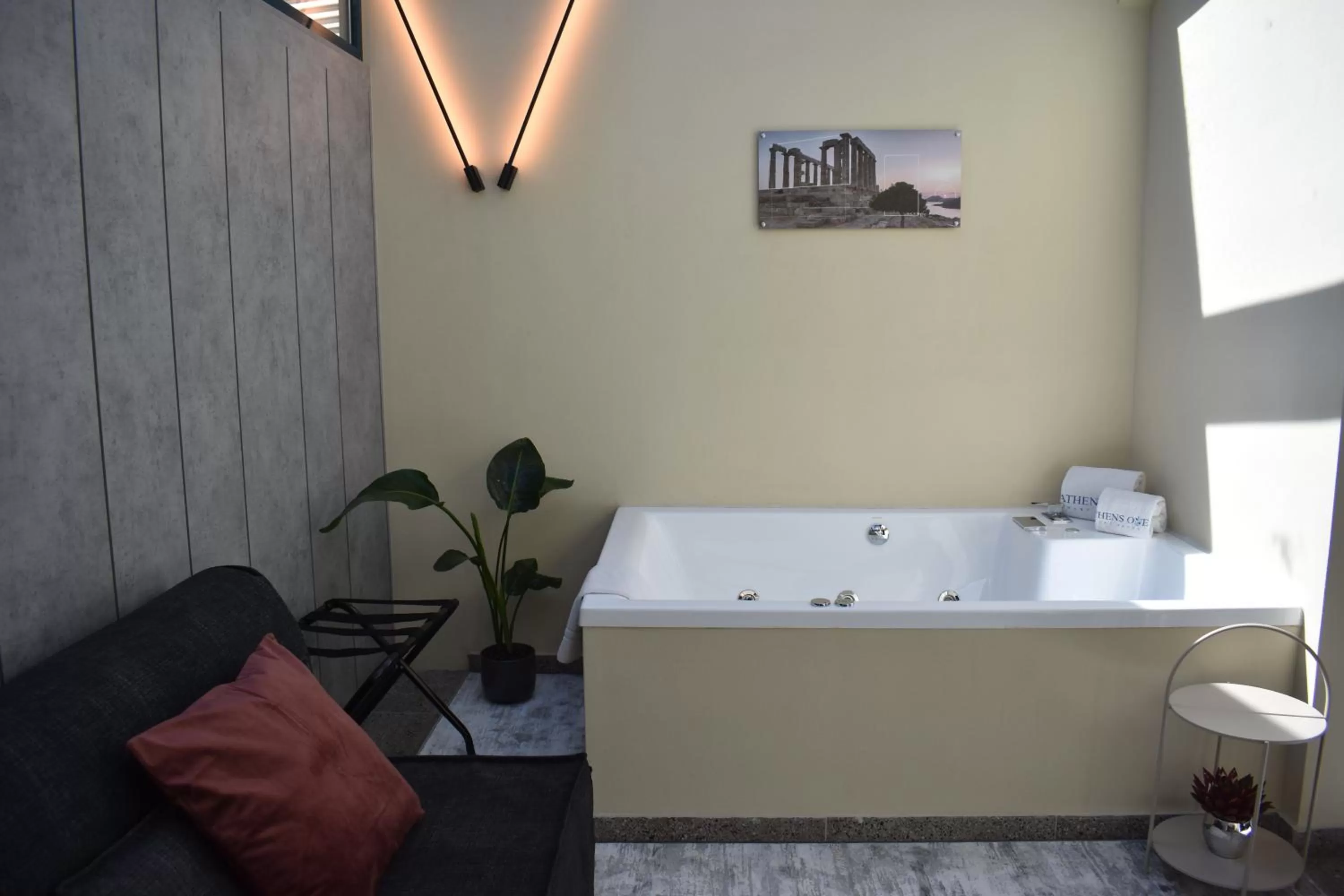 Hot Tub in Athens One Smart Hotel
