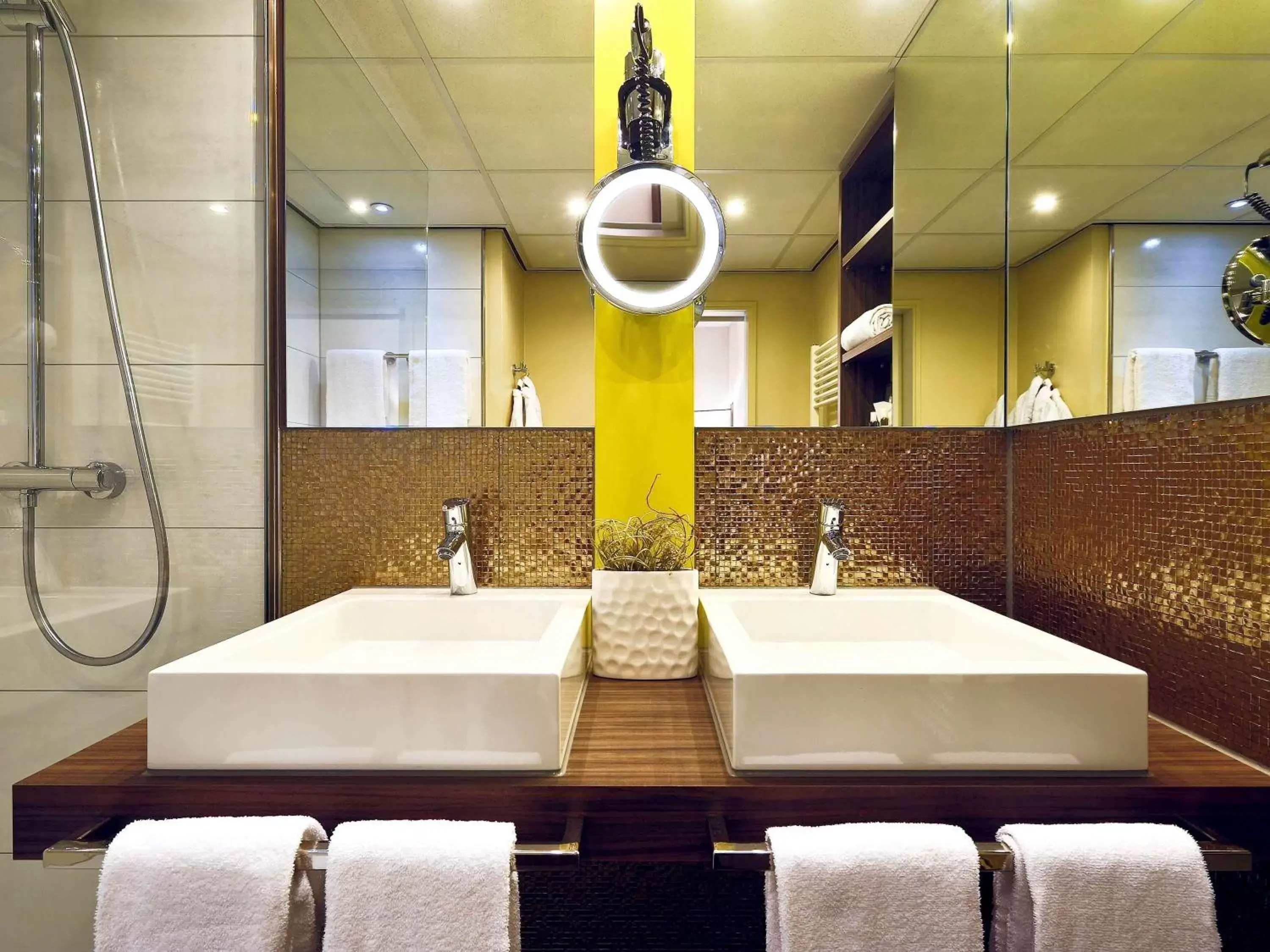 Photo of the whole room, Bathroom in Mercure Hotel Groningen Martiniplaza