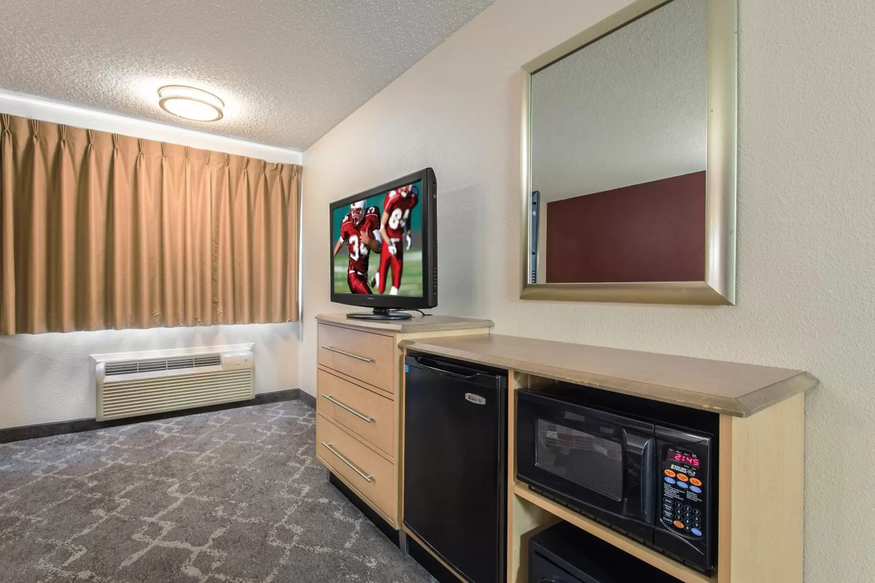 Photo of the whole room, TV/Entertainment Center in Red Roof Inn Seattle Airport - SEATAC