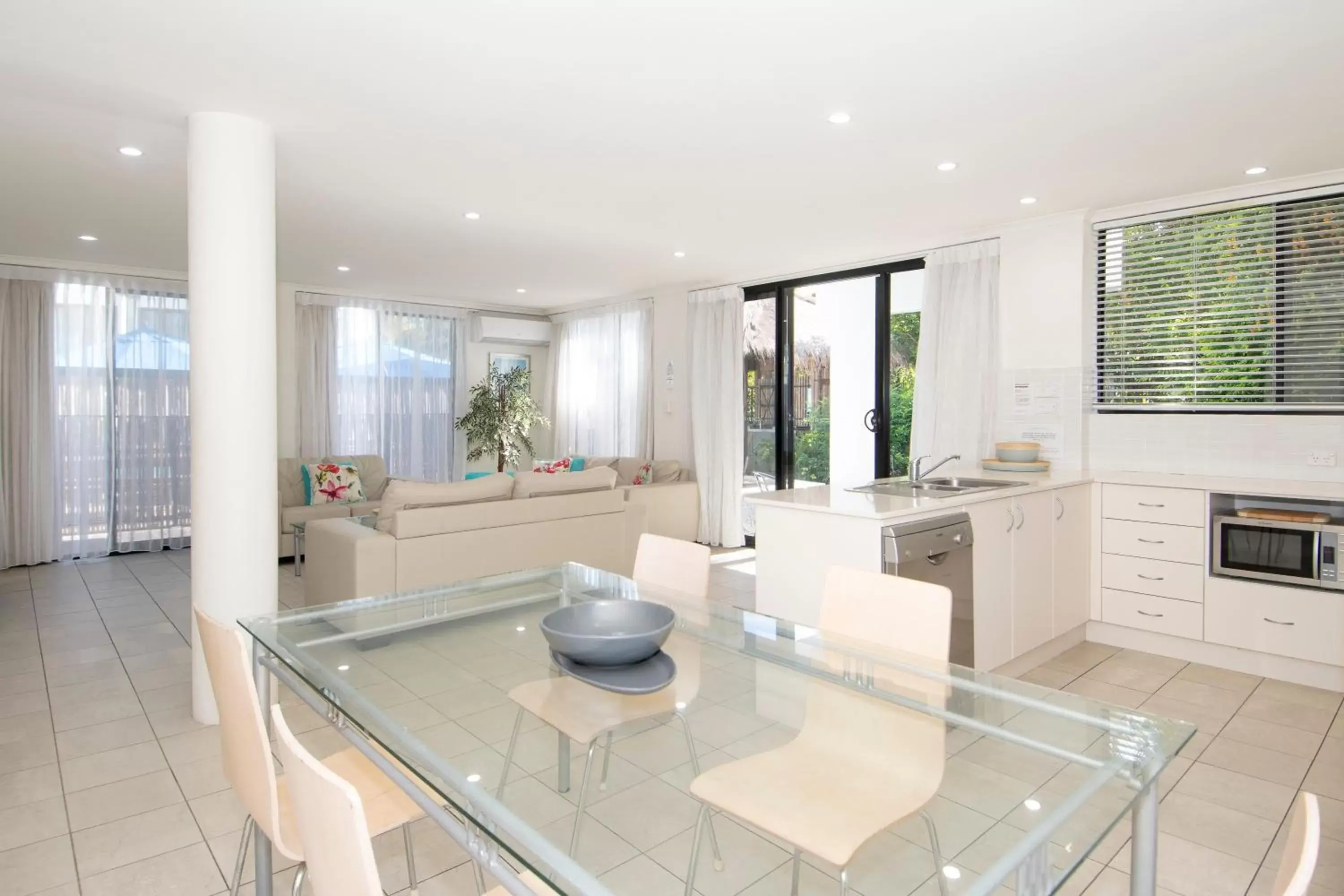 Kitchen or kitchenette in Terrigal Pacific Coastal Retreat Kitchen or kitchenette in Terrigal Pacific Coastal Retreat