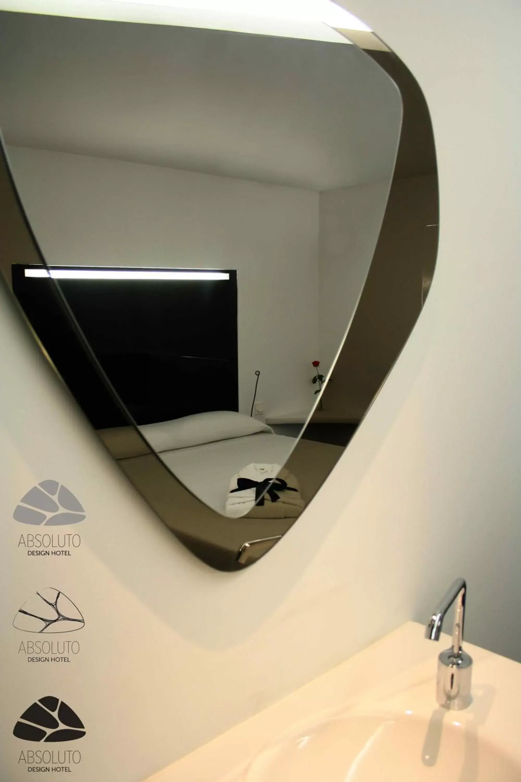 Bathroom, TV/Entertainment Center in Absoluto Design Hotel