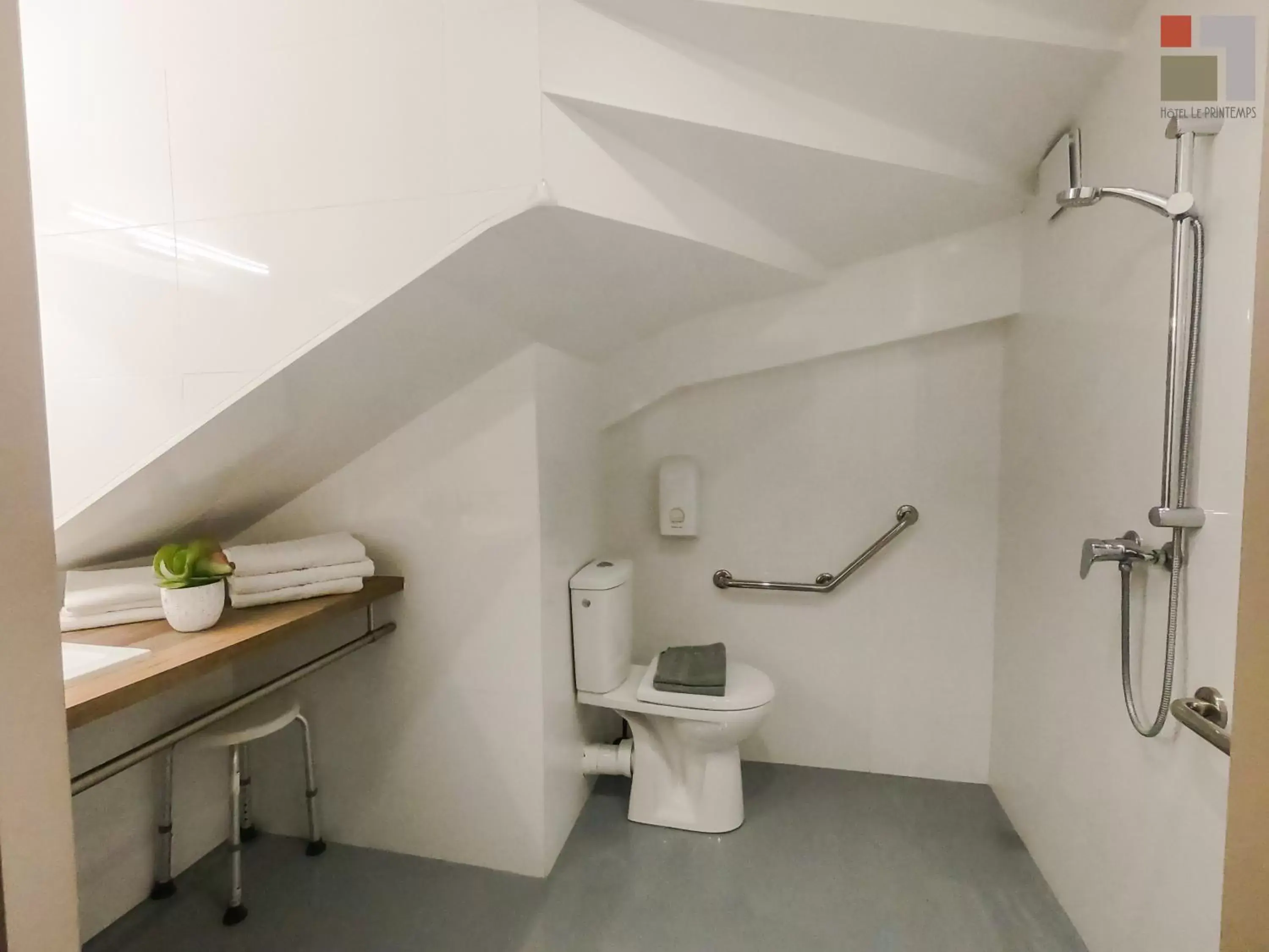 Bathroom in Hôtel Le Printemps