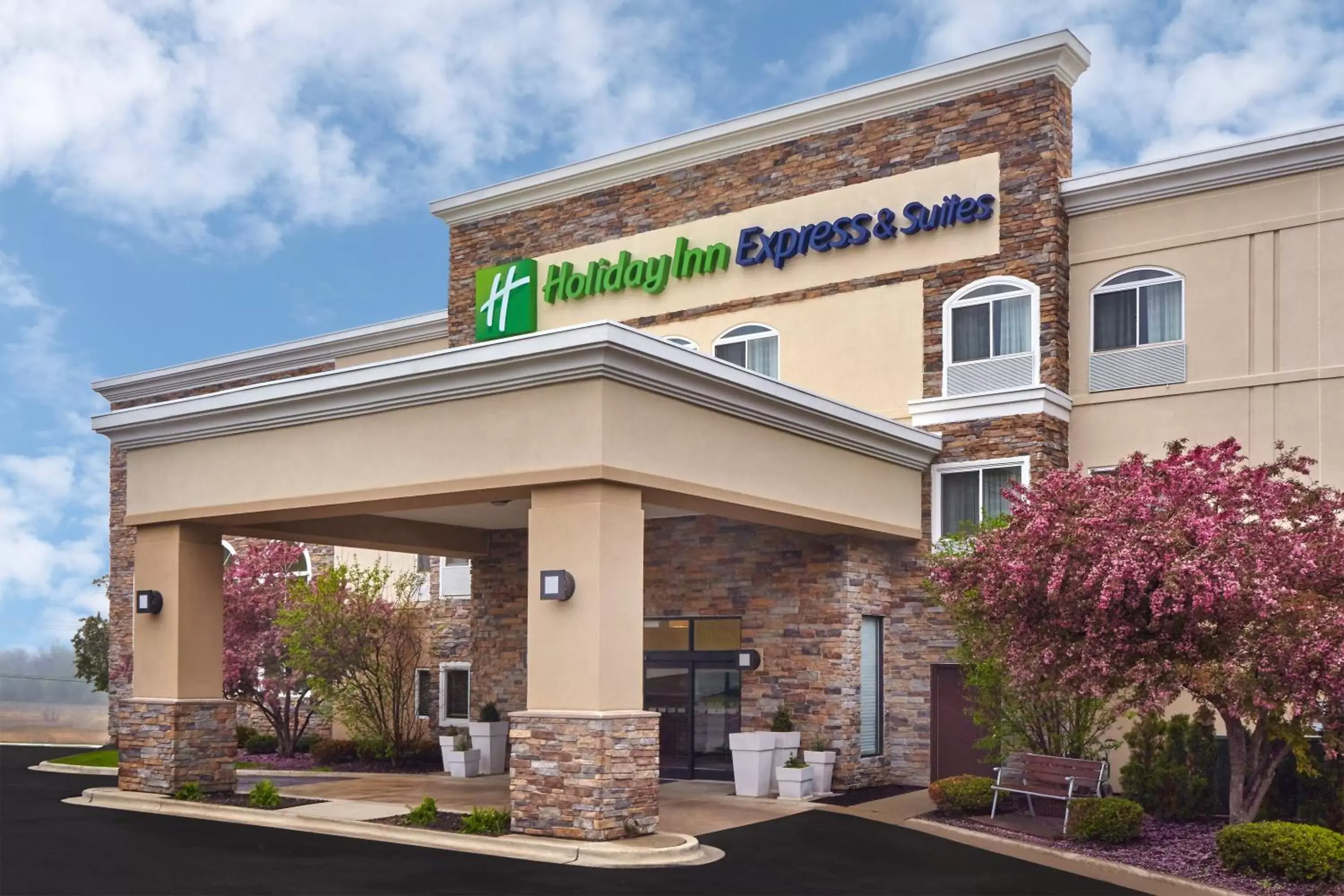 Property building in Holiday Inn Express & Suites Chicago-Libertyville, an IHG Hotel