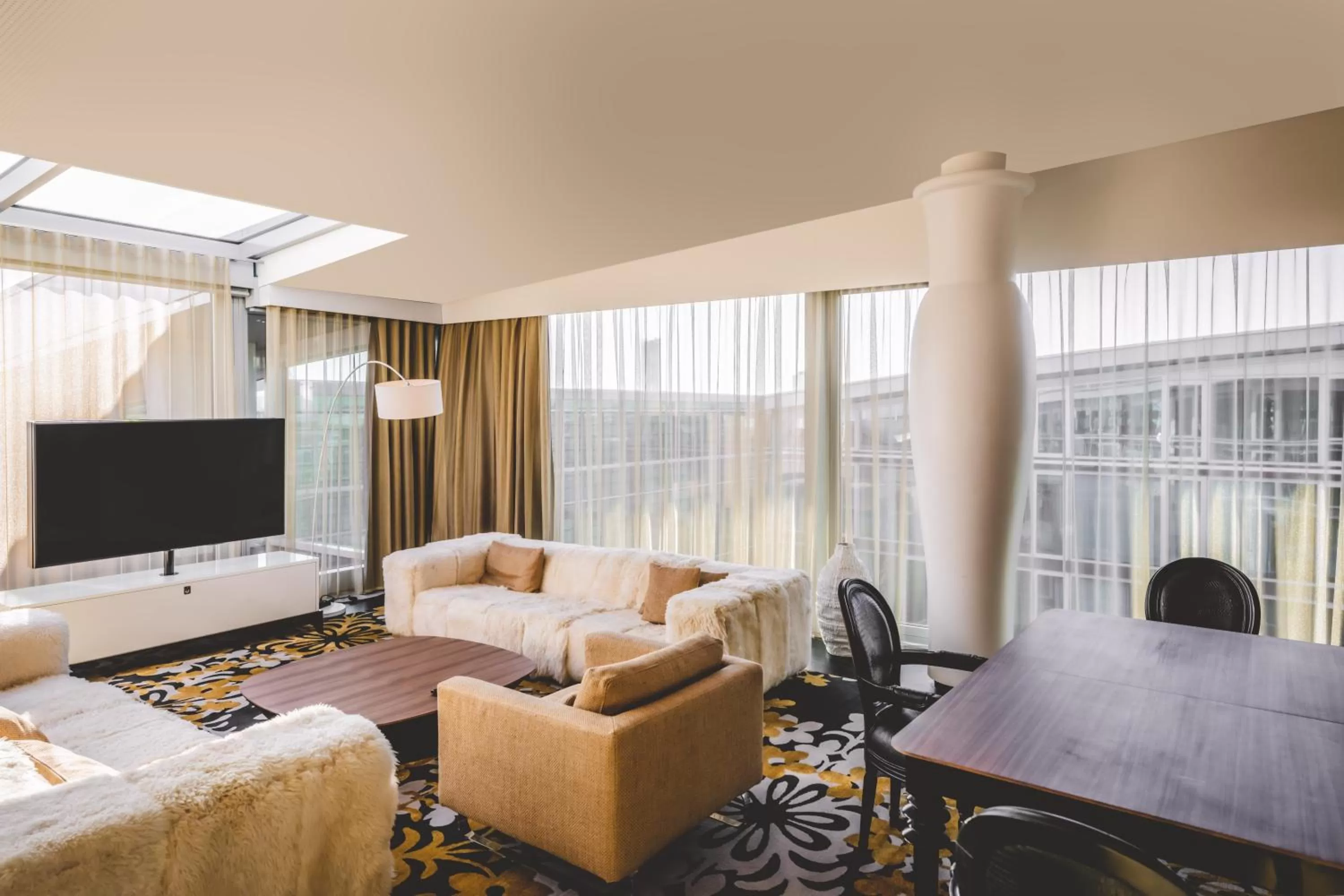 Living room, Bed in Kameha Grand Bonn