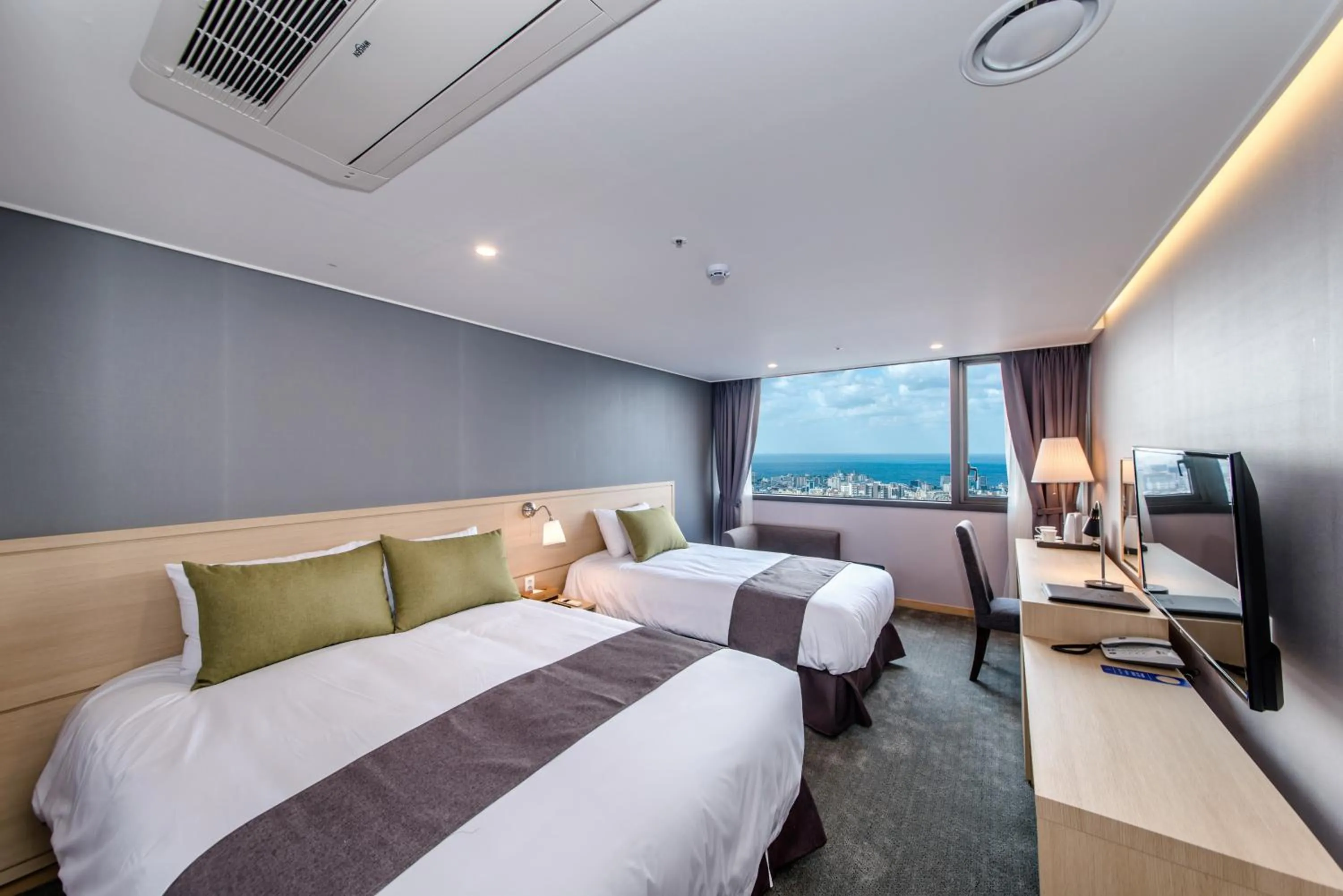 Deluxe Twin Room with Sea View in Hotel Shalom Jeju
