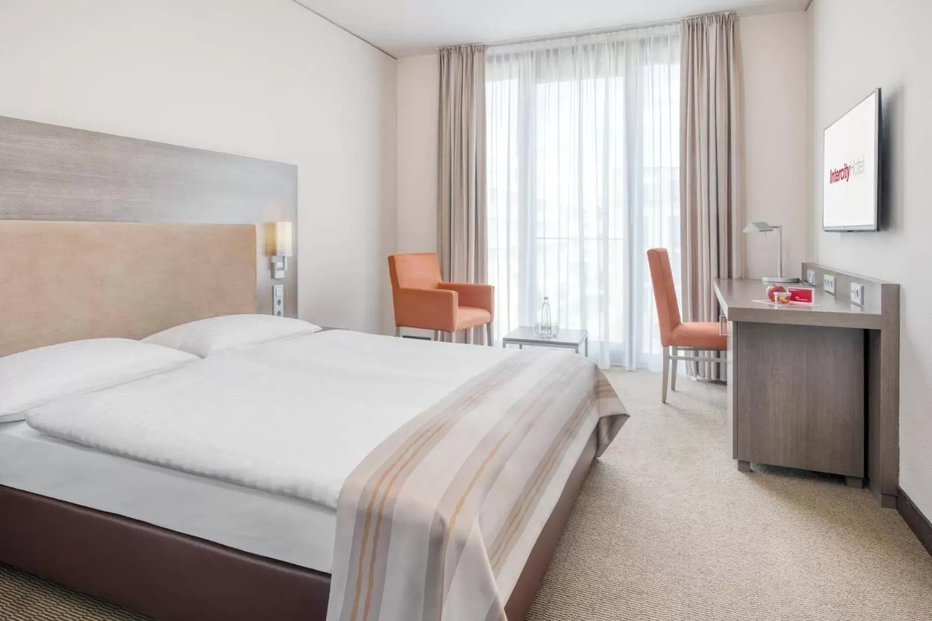 Photo of the whole room, Bed in IntercityHotel Dresden