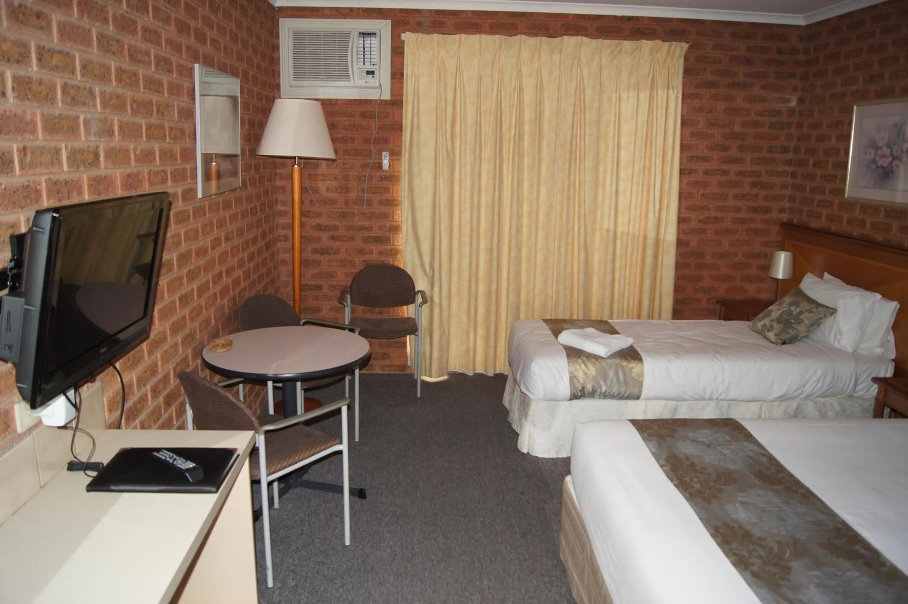 Bed in Central Yarrawonga Motor Inn