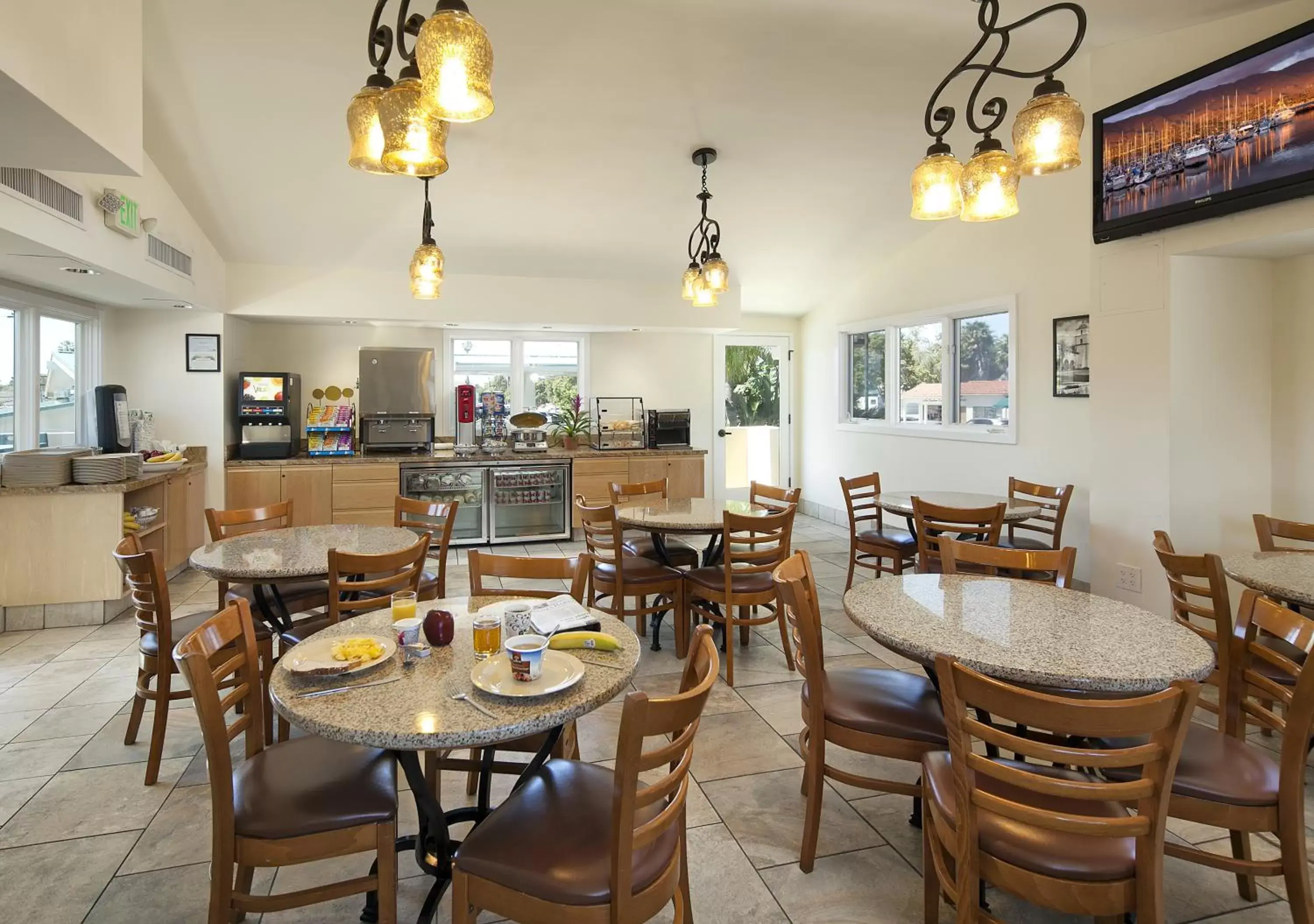 Restaurant/Places to Eat in Sandpiper Lodge - Santa Barbara