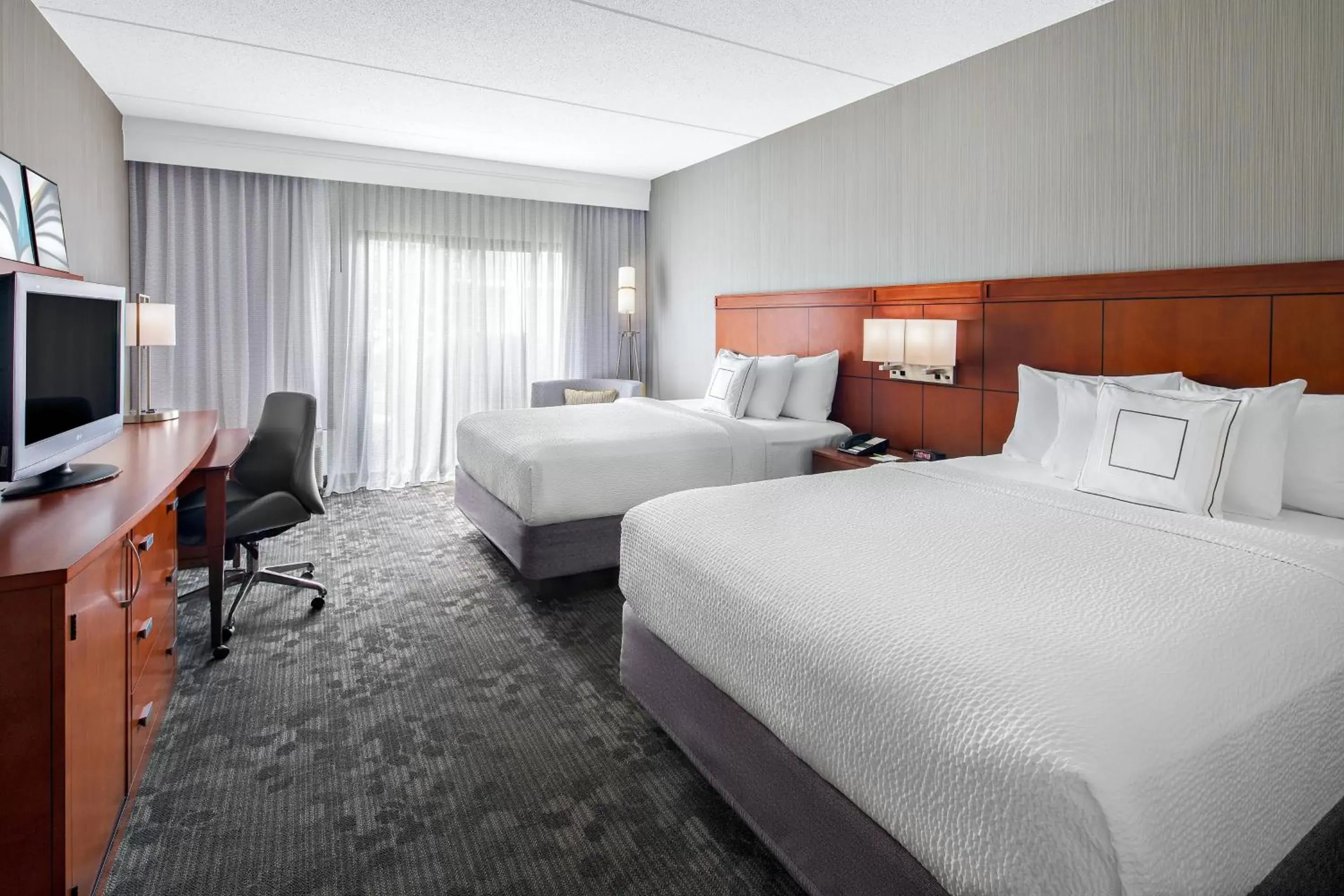 Photo of the whole room, Bed in Courtyard by Marriott Pittsburgh Airport