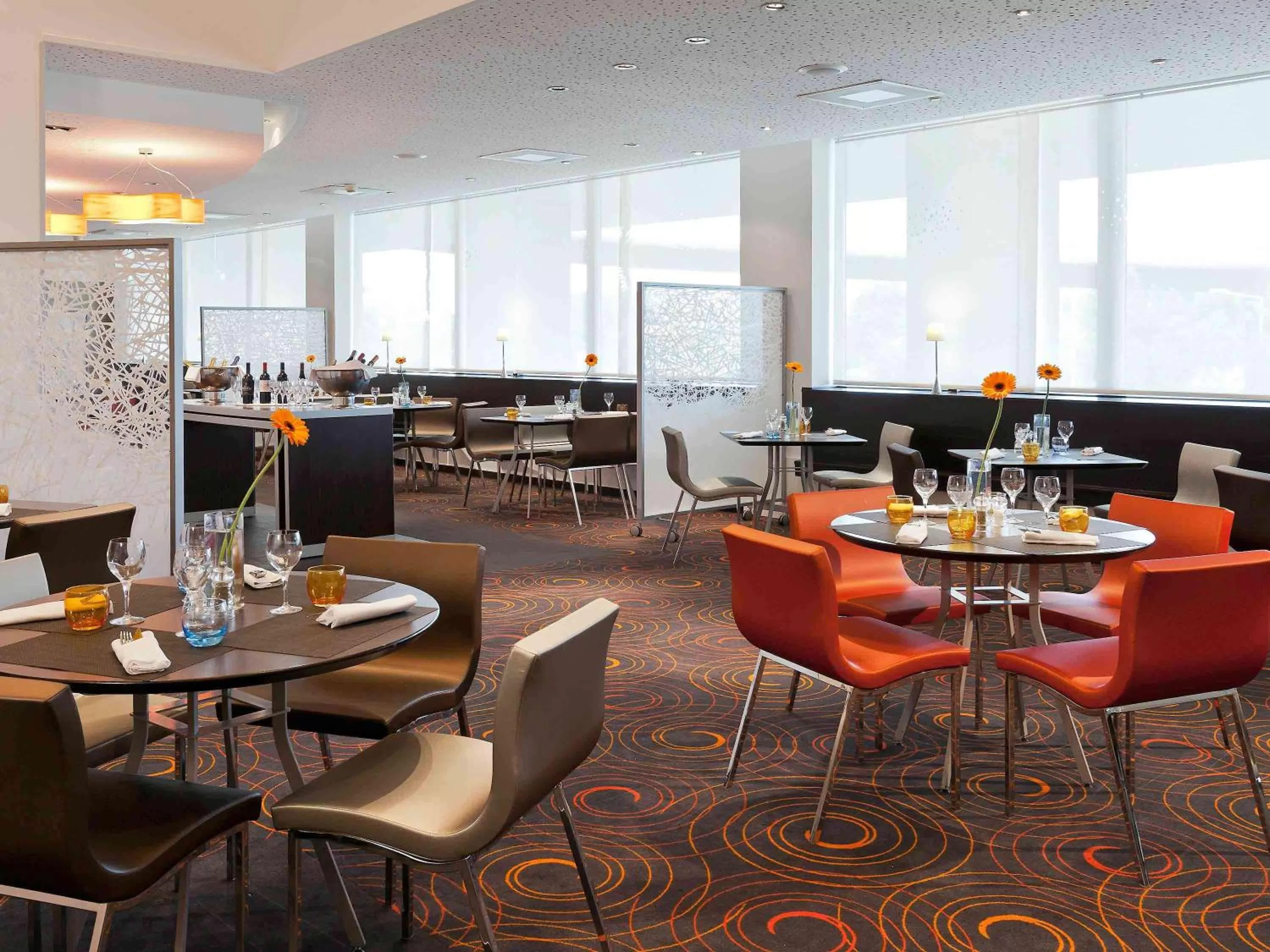 Restaurant/places to eat in Novotel Paris La Defense Esplanade