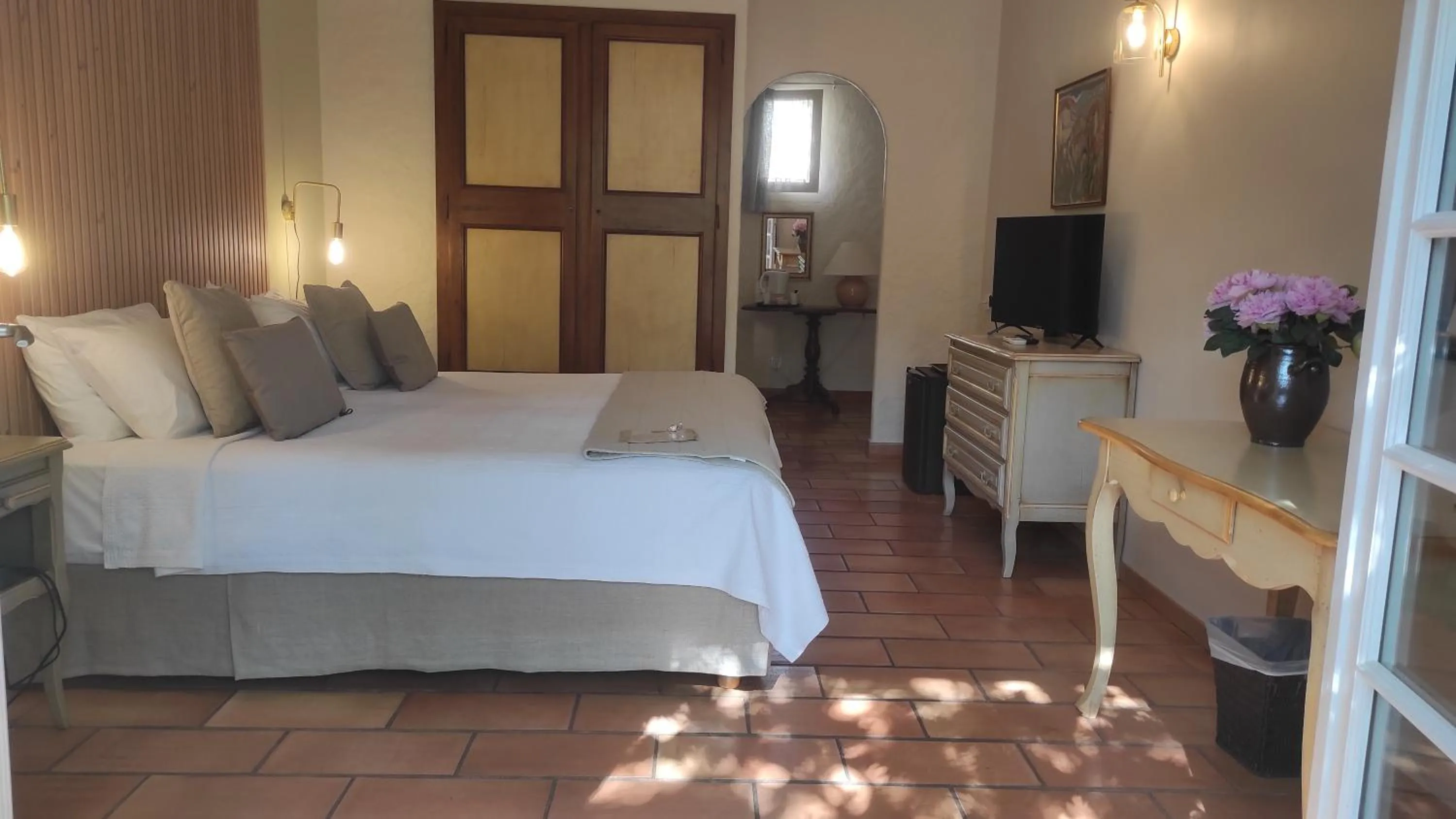 Bed in Hotel Le Mas Trilles