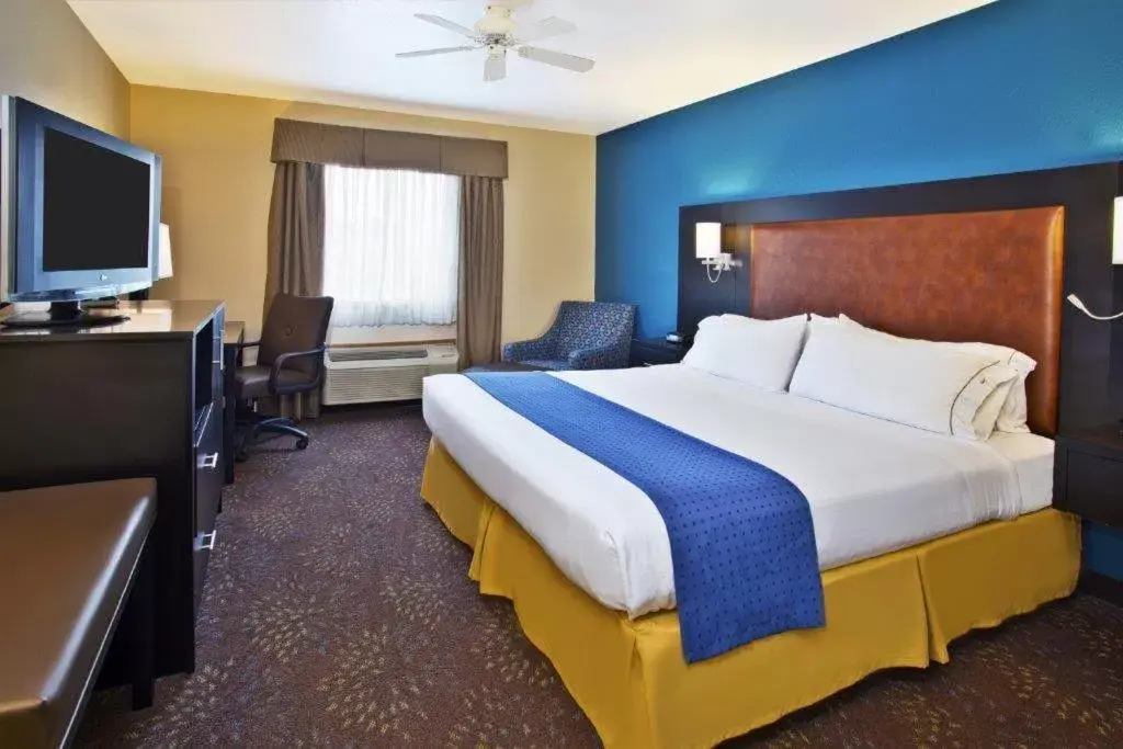 TV and multimedia, Bed in Holiday Inn Express Mackinaw City, an IHG Hotel