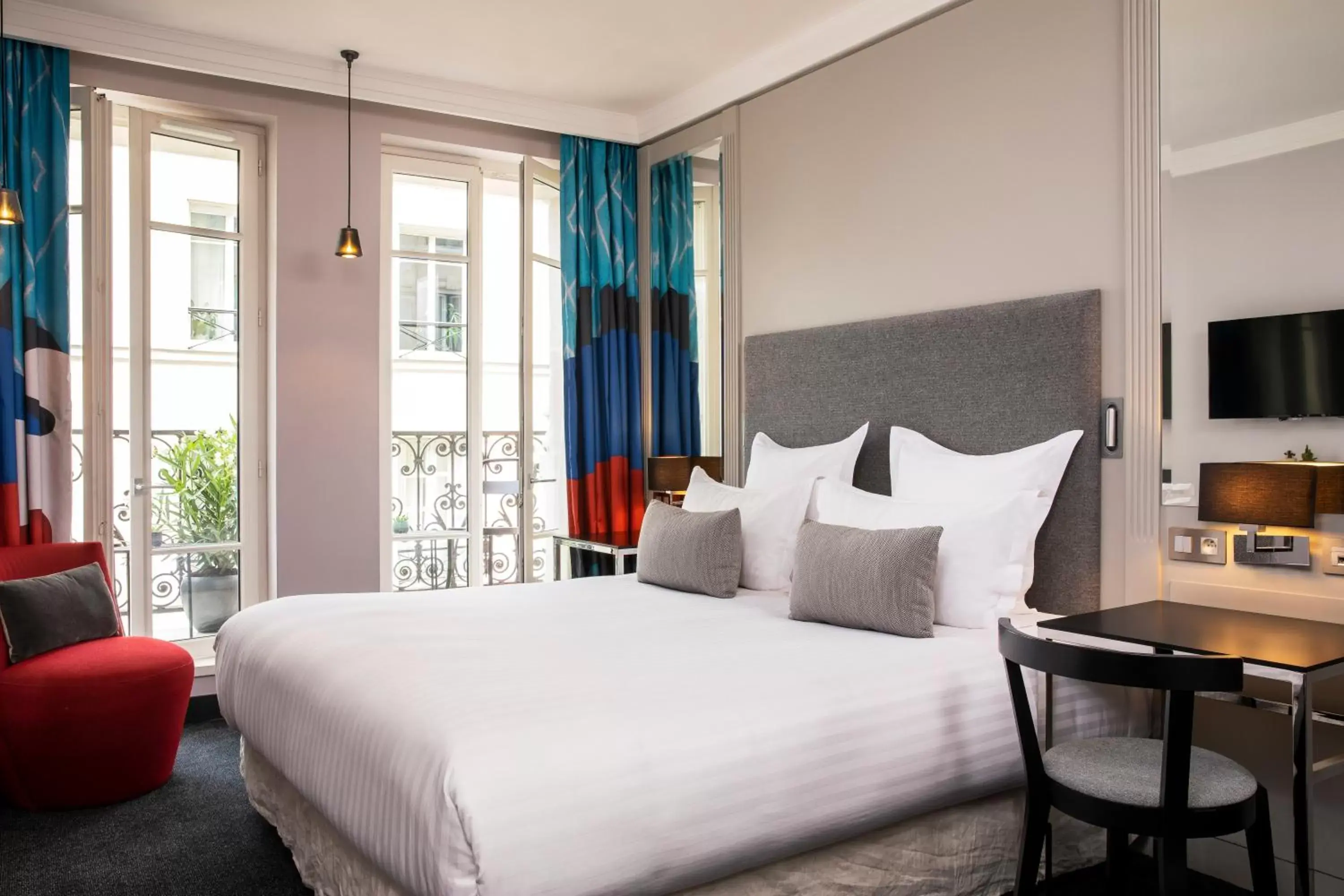 Bed in Les Matins de Paris & Spa