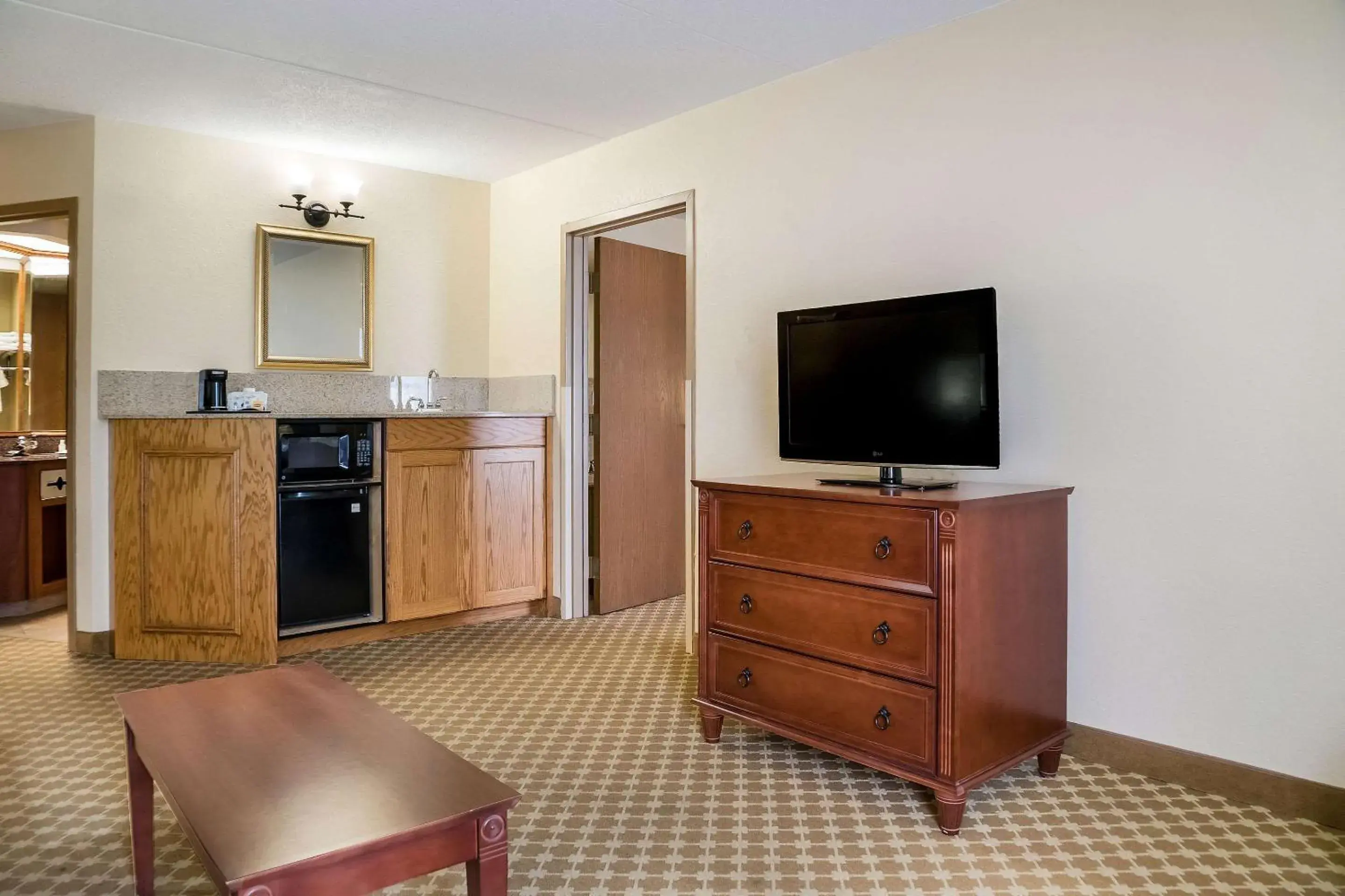 Bedroom, TV/Entertainment Center in Quality Inn & Suites