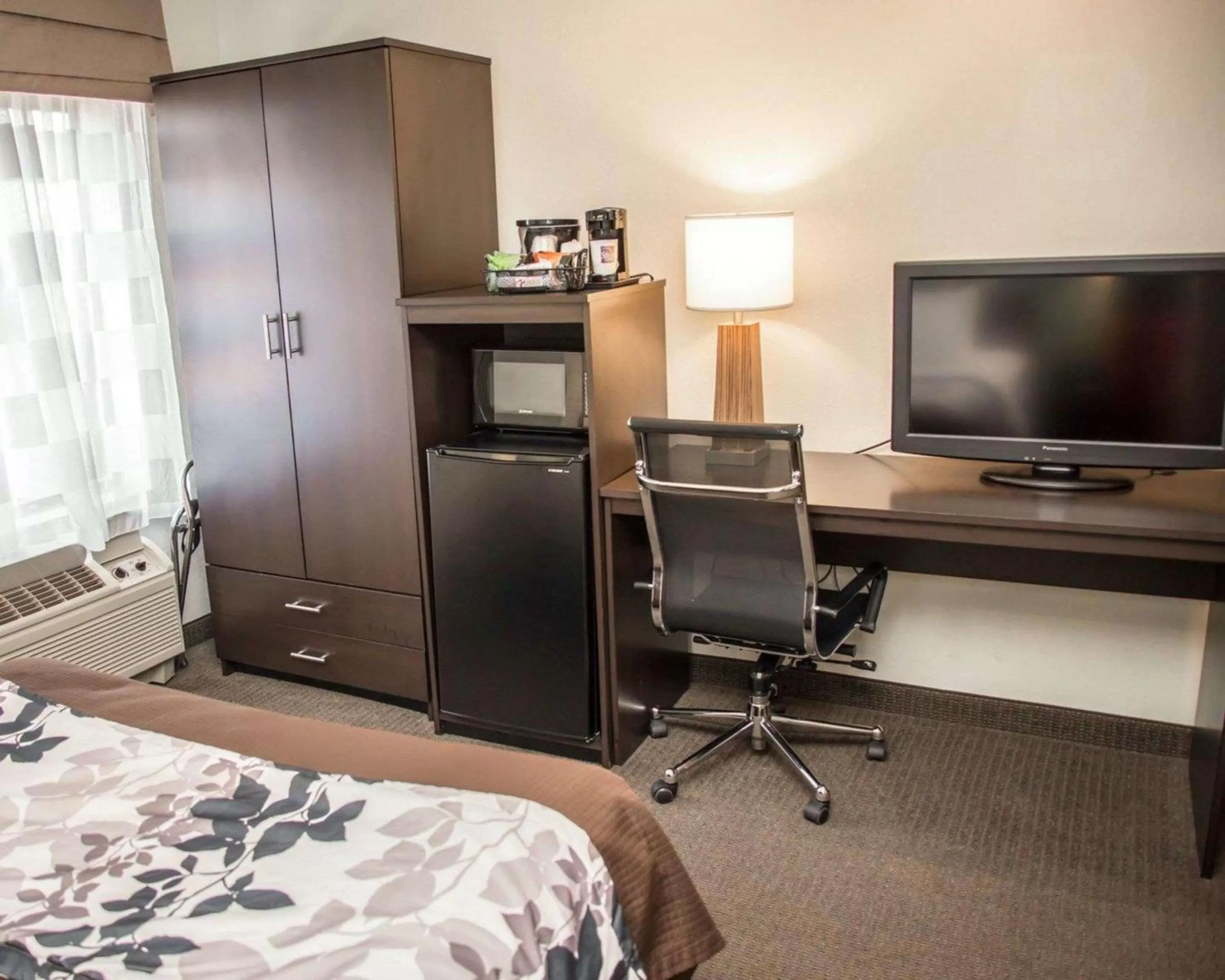 Photo of the whole room, Bed in Sleep Inn University Place