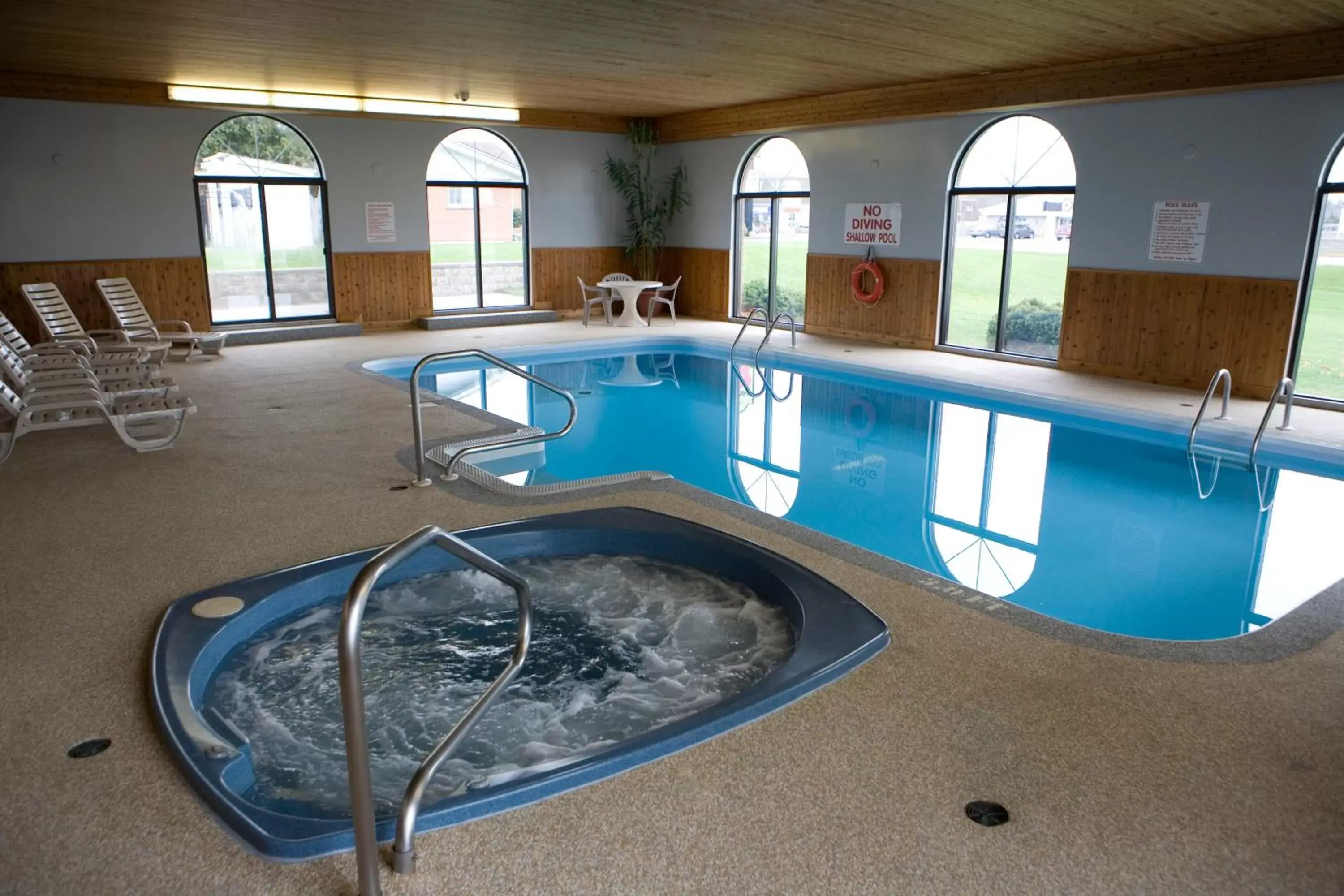 Hot Tub, Swimming Pool in Super 8 by Wyndham Port Elgin