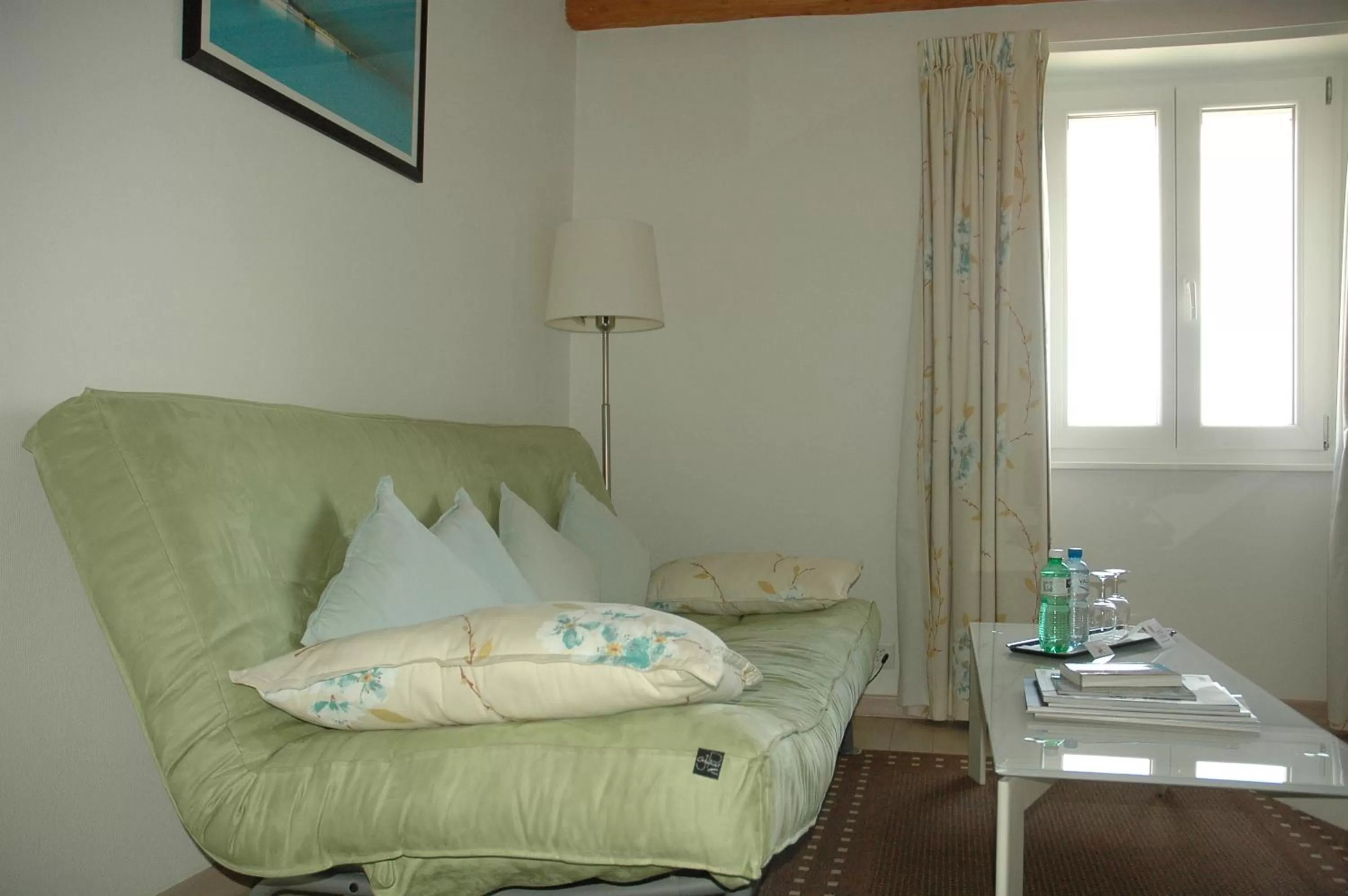 Seating area, Bed in Auberge de Dully