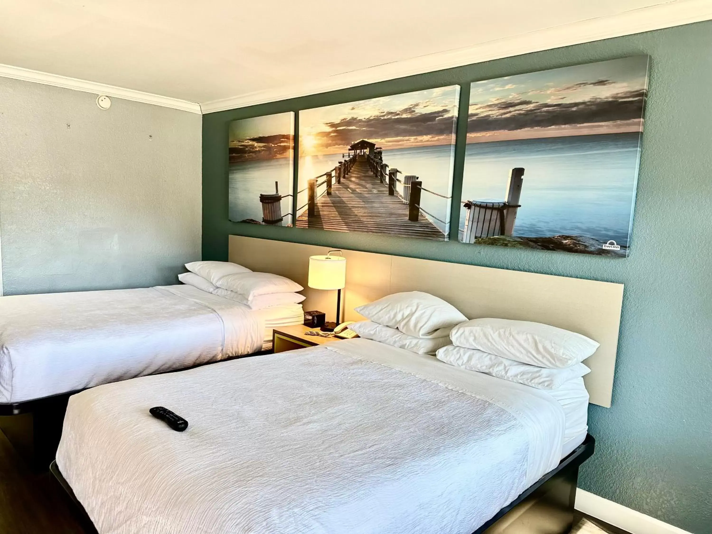 Double Room with Two Double Beds and Bath Tub - Mobility Accessible/Non-Smoking in Days Inn by Wyndham Pensacola - Historic Downtown Double Room with Two Double Beds and Bath Tub - Mobility Accessible/Non-Smoking in Days Inn by Wyndham Pensacola - Historic Downtown