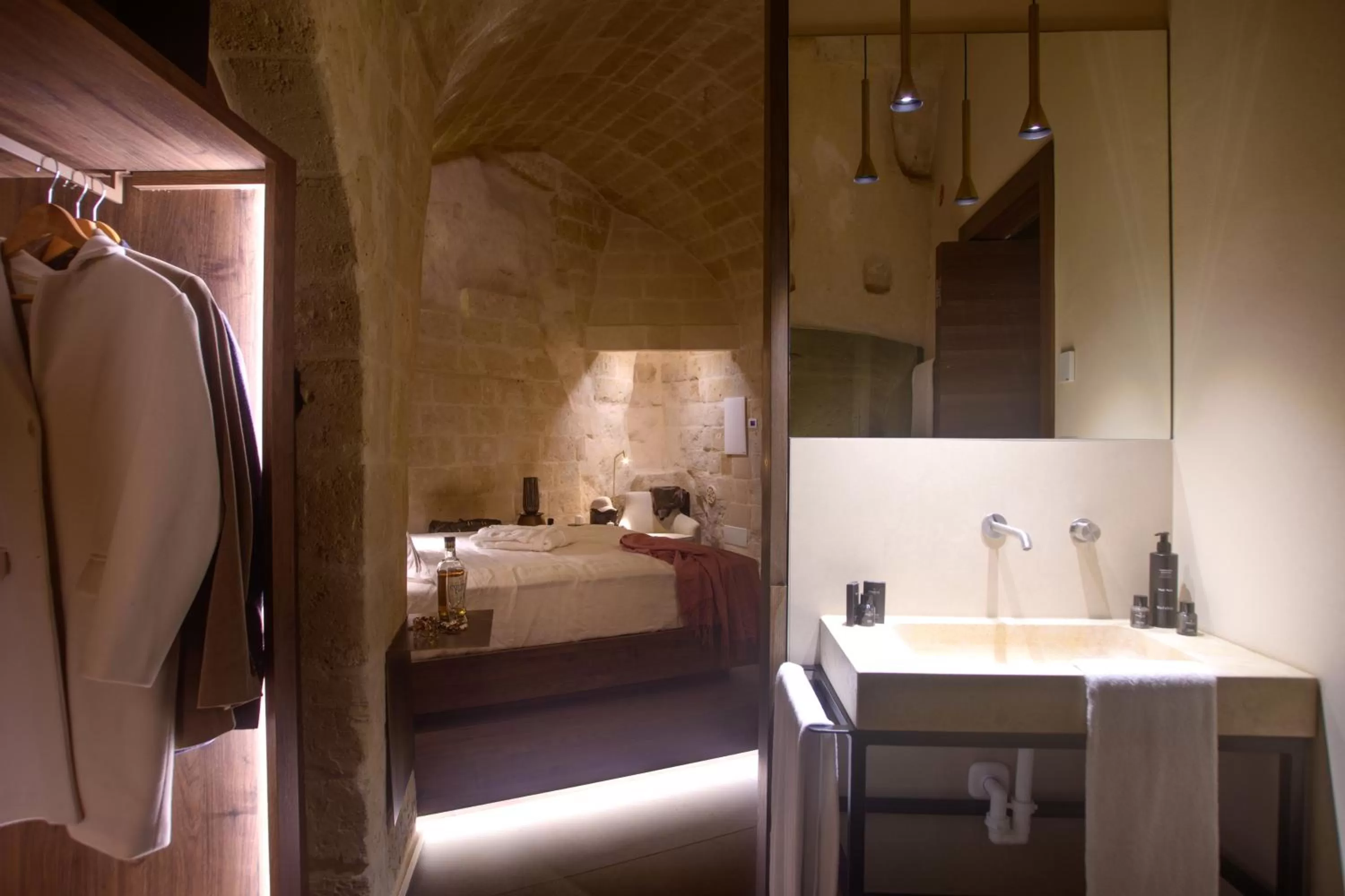 Bathroom, Bed in Le Malve Cave Retreat