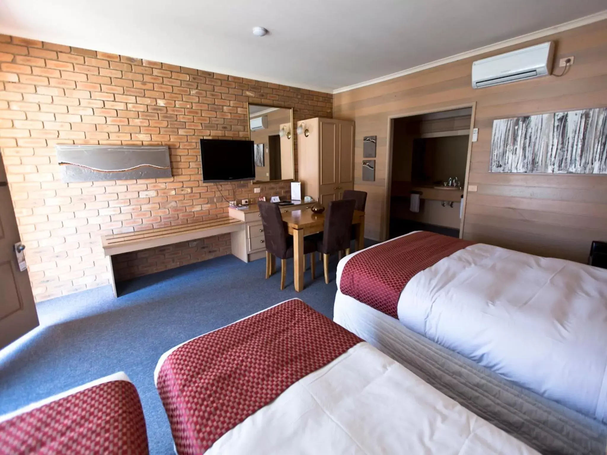 Photo of the whole room, TV/Entertainment Center in Quality Inn Colonial