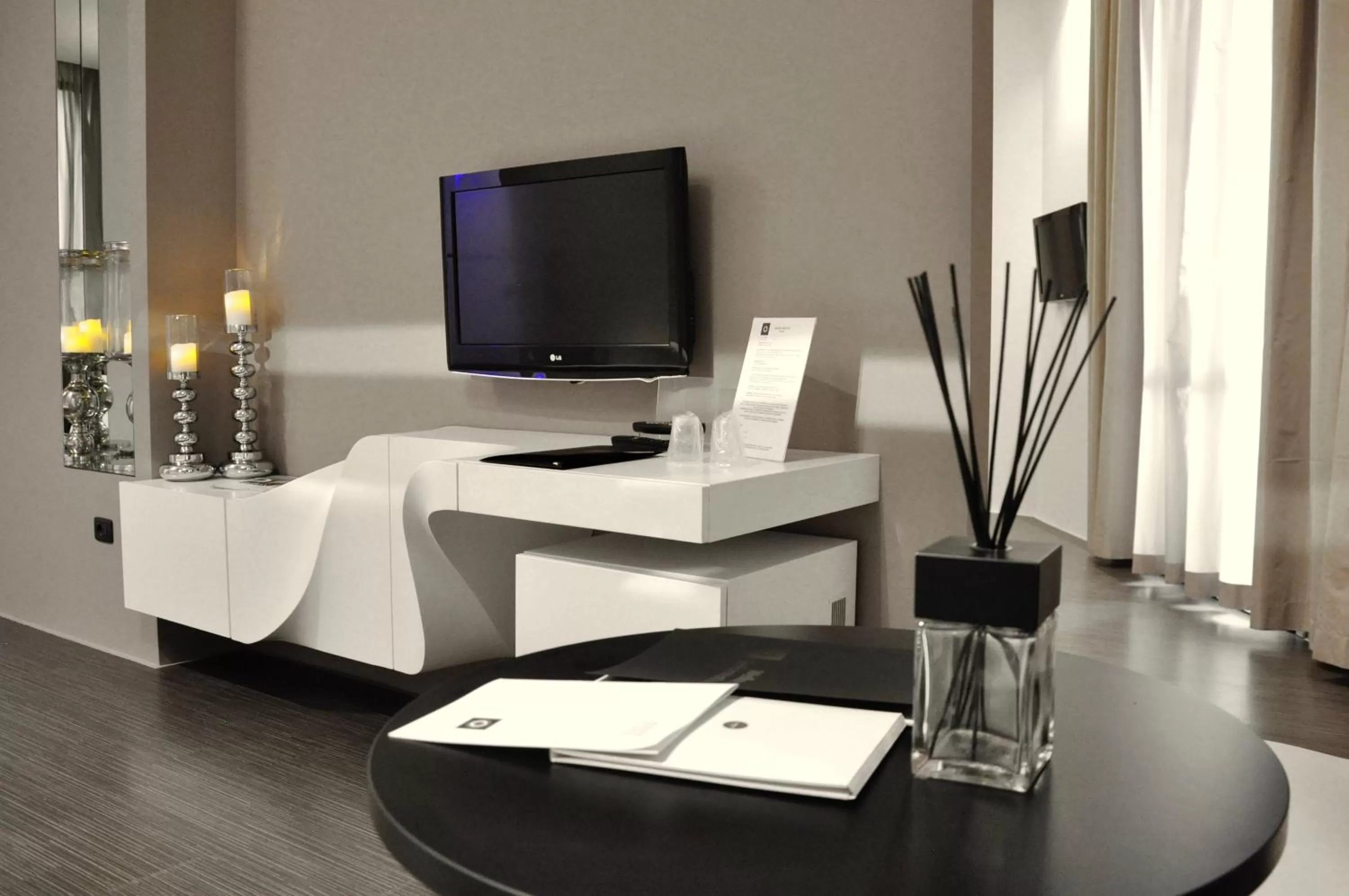 TV and multimedia in Le Camp Suite & Spa