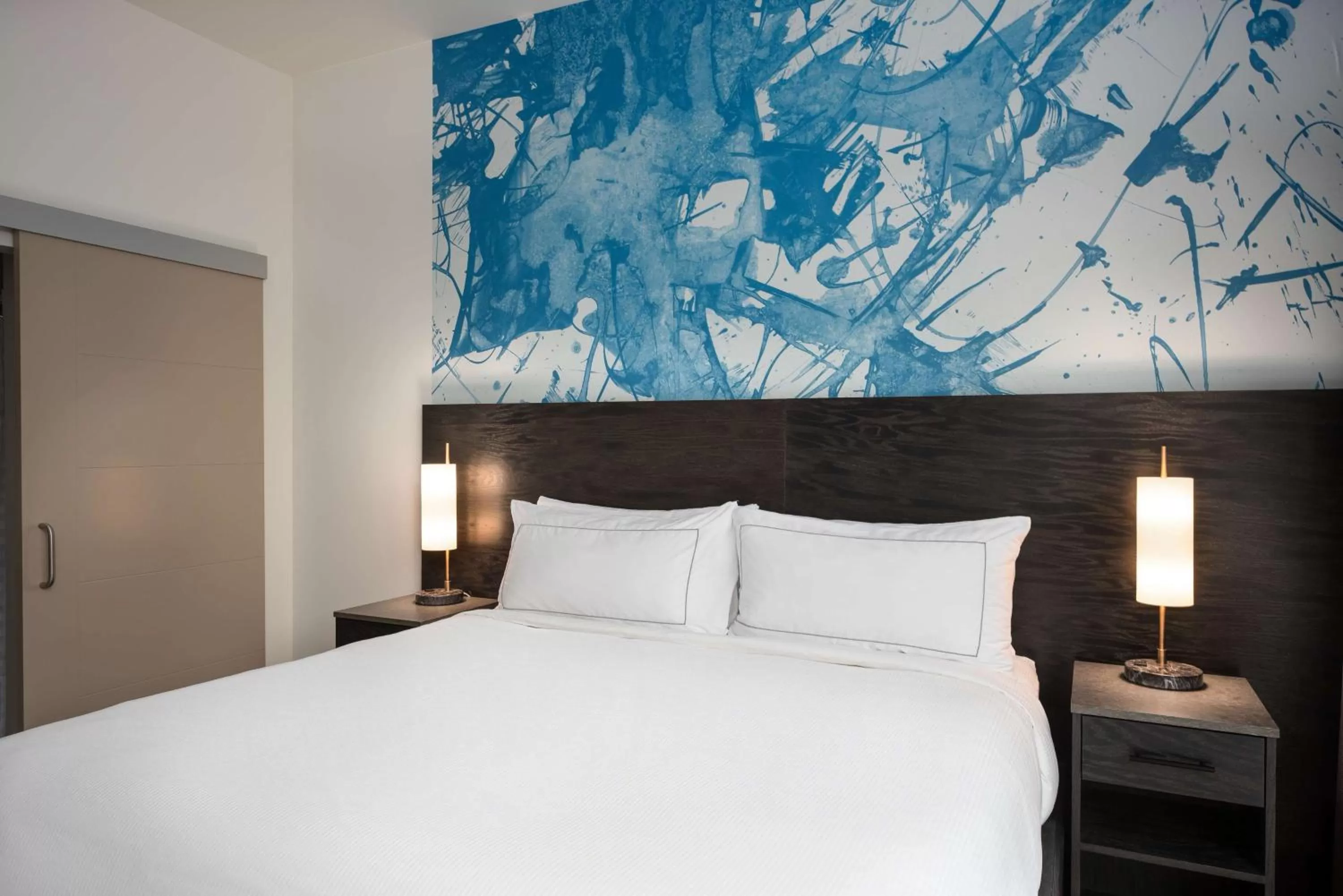 Bed in Holman Riverfront Park Hotel Salem, Tapestry By Hilton