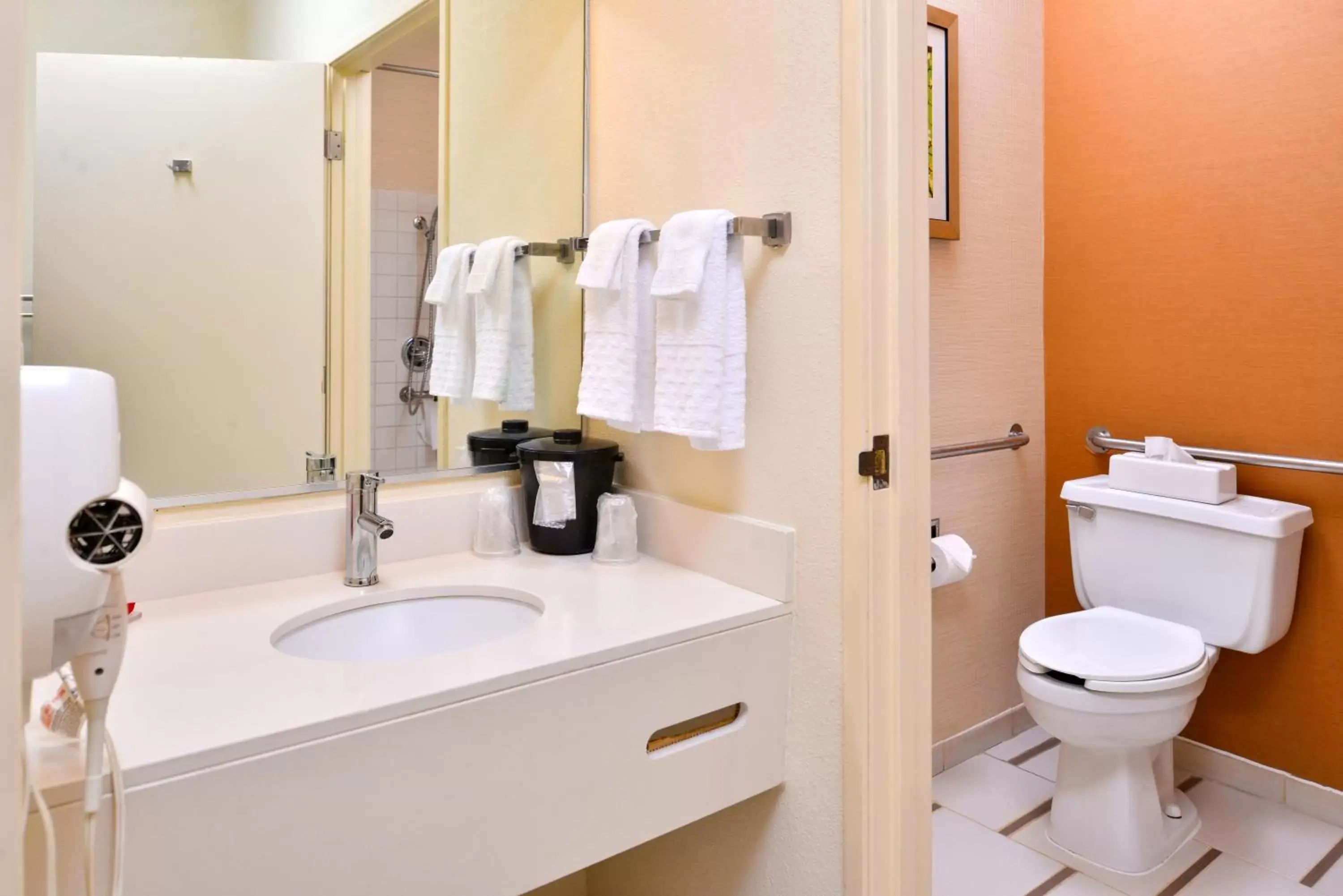 Bathroom in SureStay Plus Hotel by Best Western Ottumwa