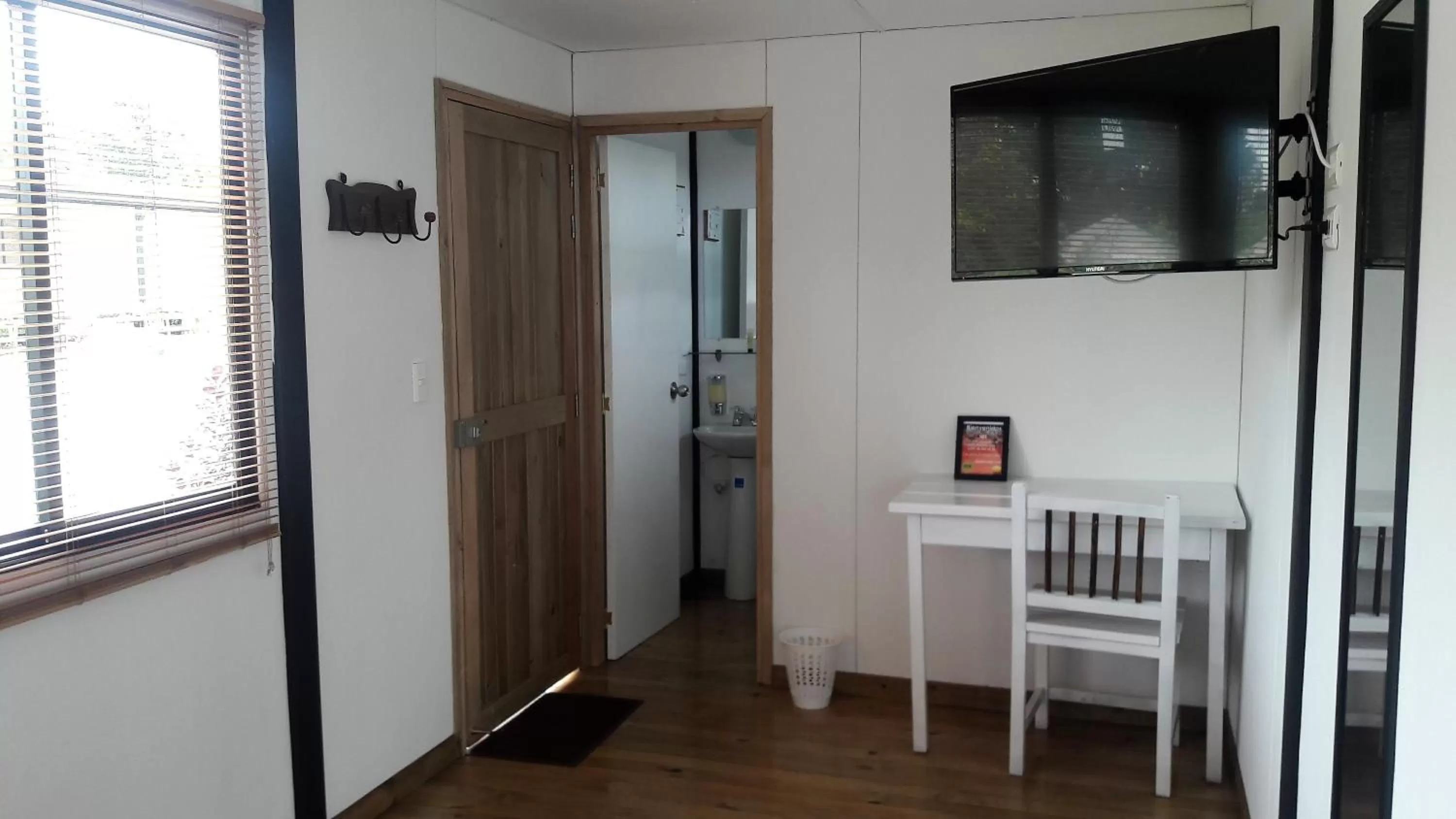 Photo of the whole room, TV/Entertainment Center in ALTO LODGING Centro de Entrenamiento Deportivo y Negocios, a 2 pasos del Aeropuerto JMC, Transporte Incluido