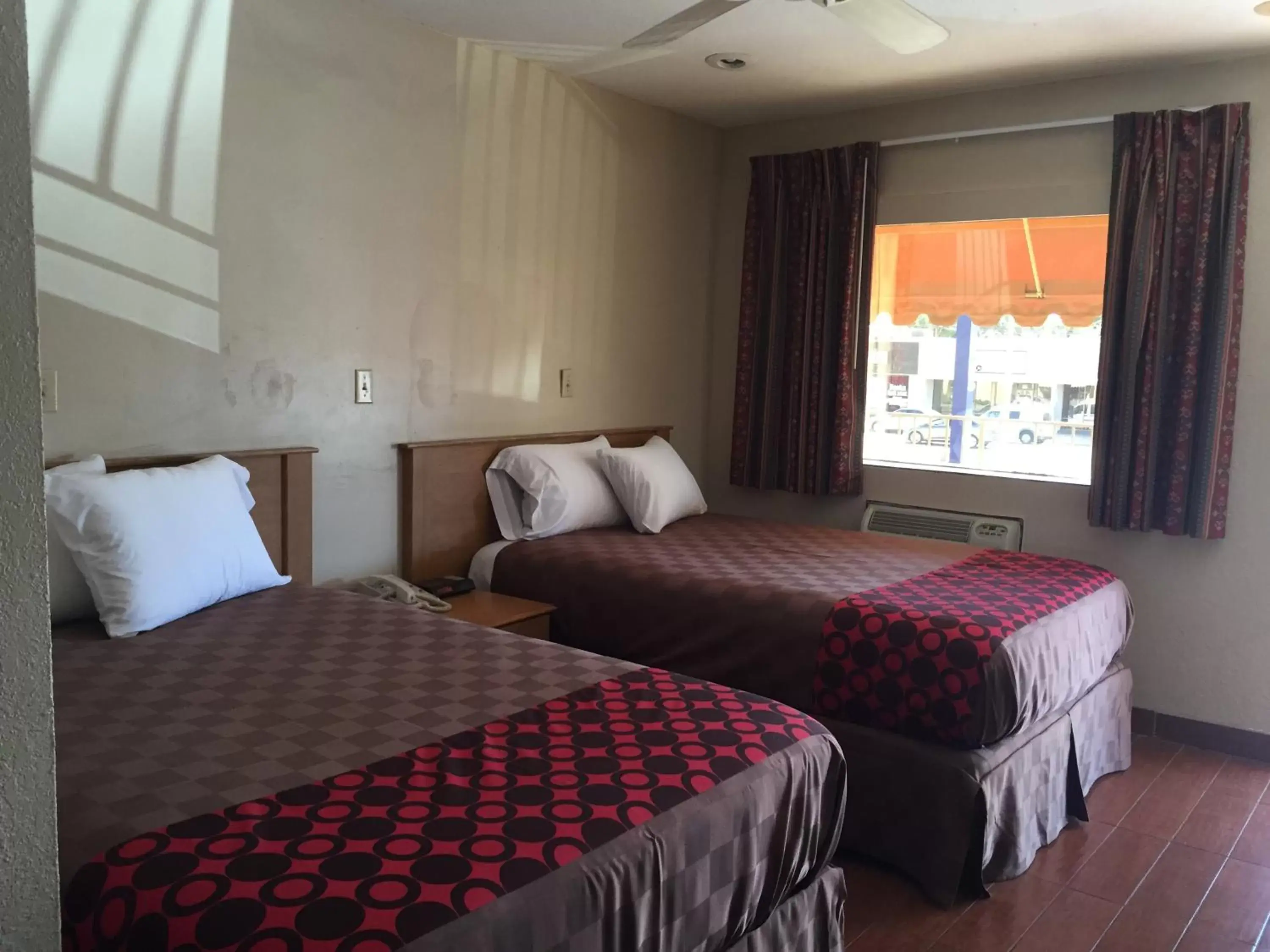 Photo of the whole room, Bed in Townhouse Inn and Suites