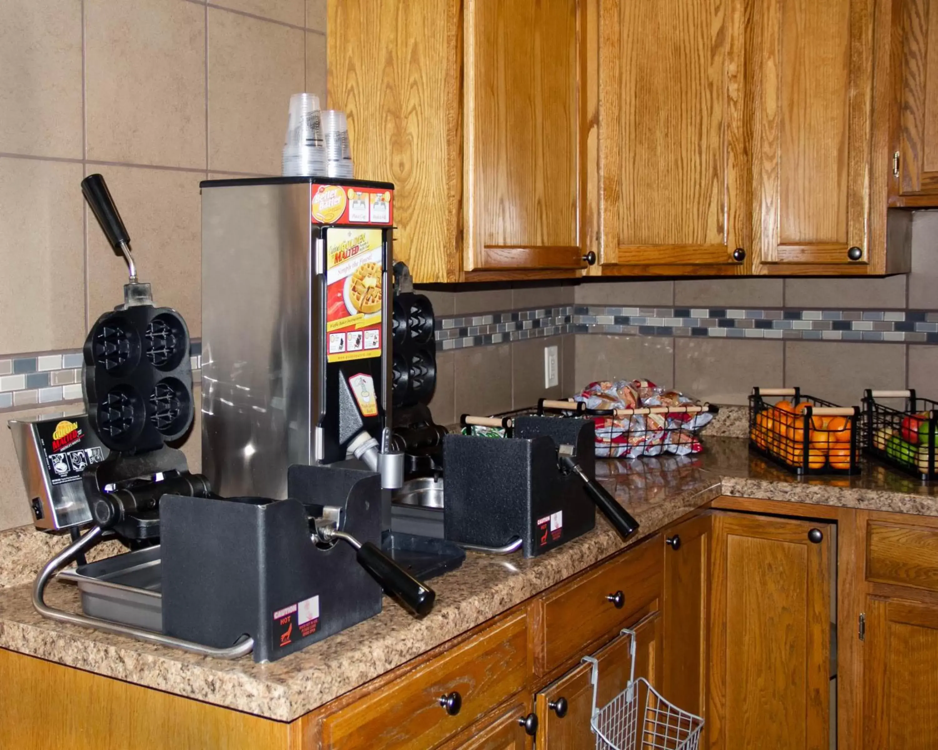 Food and drinks in New Victorian Inn & Suites-Norfolk Food and drinks in New Victorian Inn & Suites-Norfolk