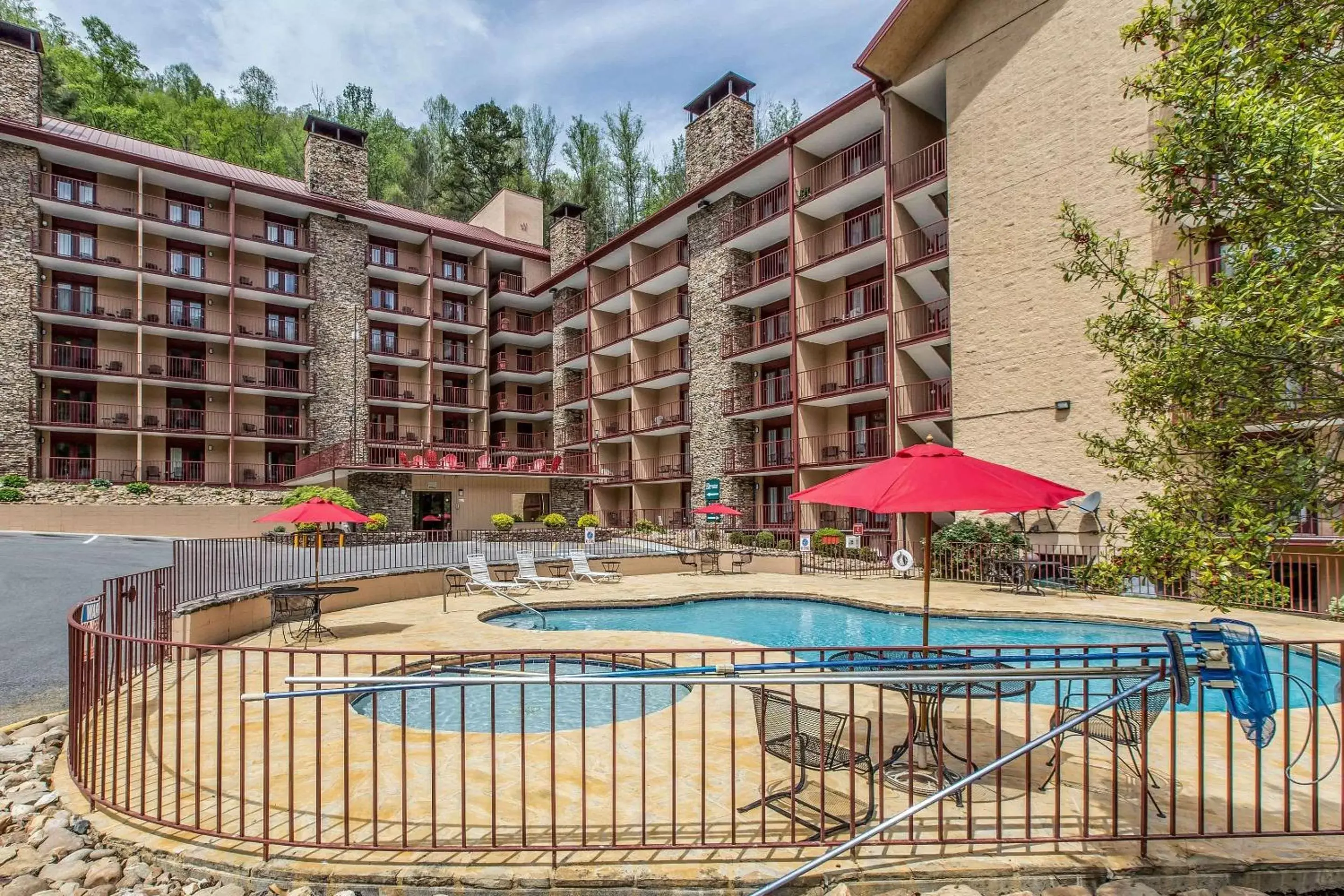 Property building in Quality Inn & Suites Gatlinburg North Property building in Quality Inn & Suites Gatlinburg North