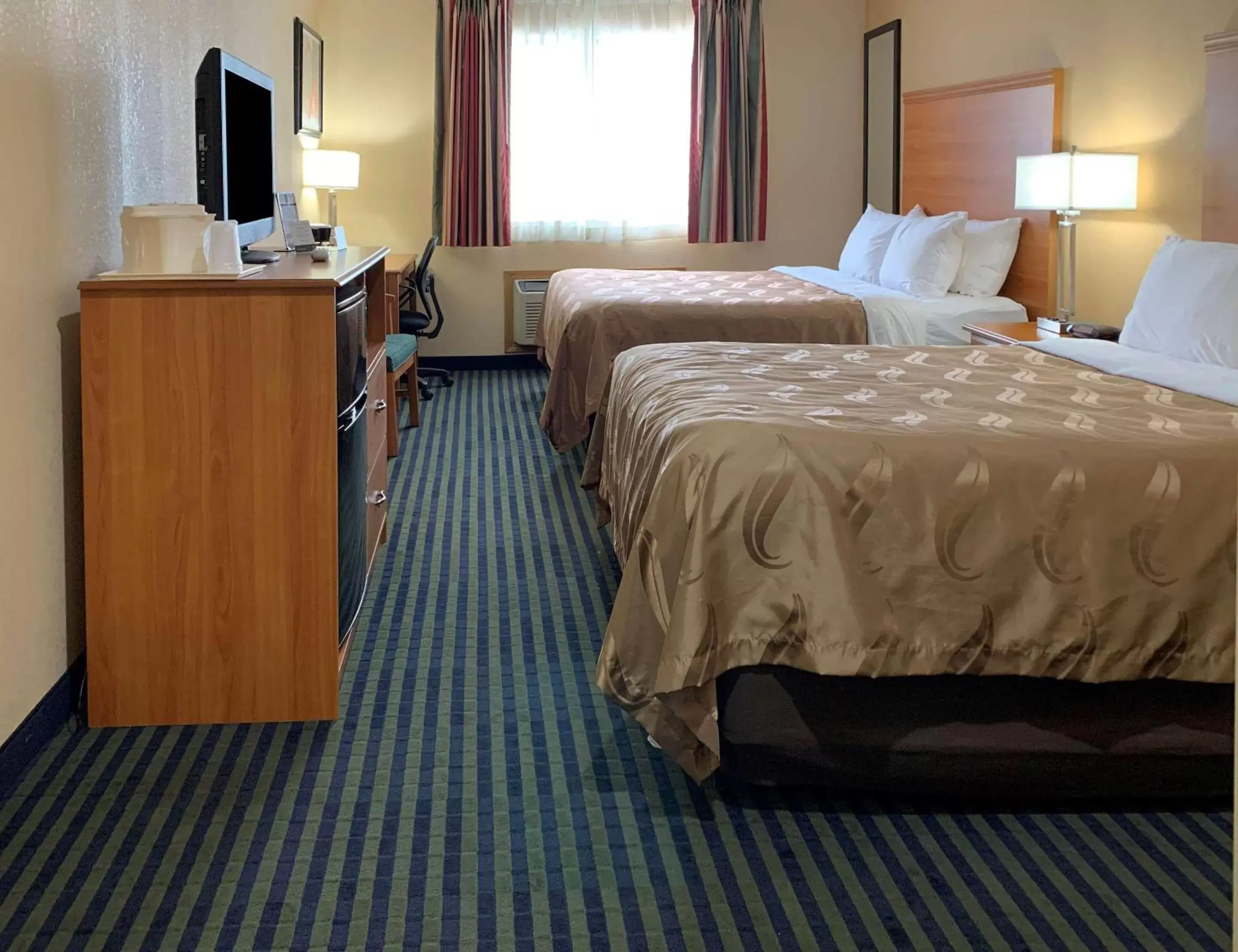 Photo of the whole room, Bed in Quality Inn Ottawa near Starved Rock State Park