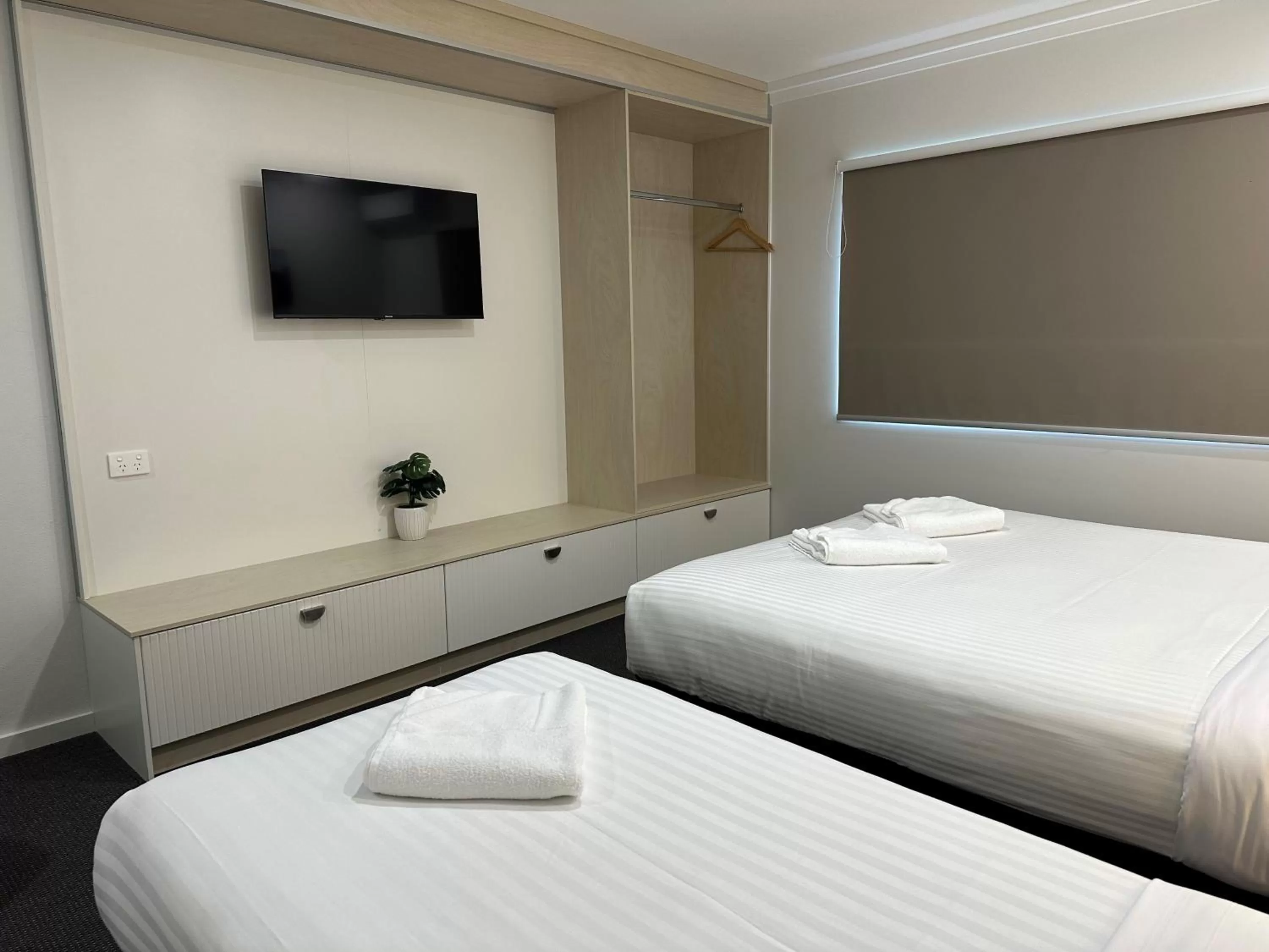 Photo of the whole room, Bed in Golf View Motel