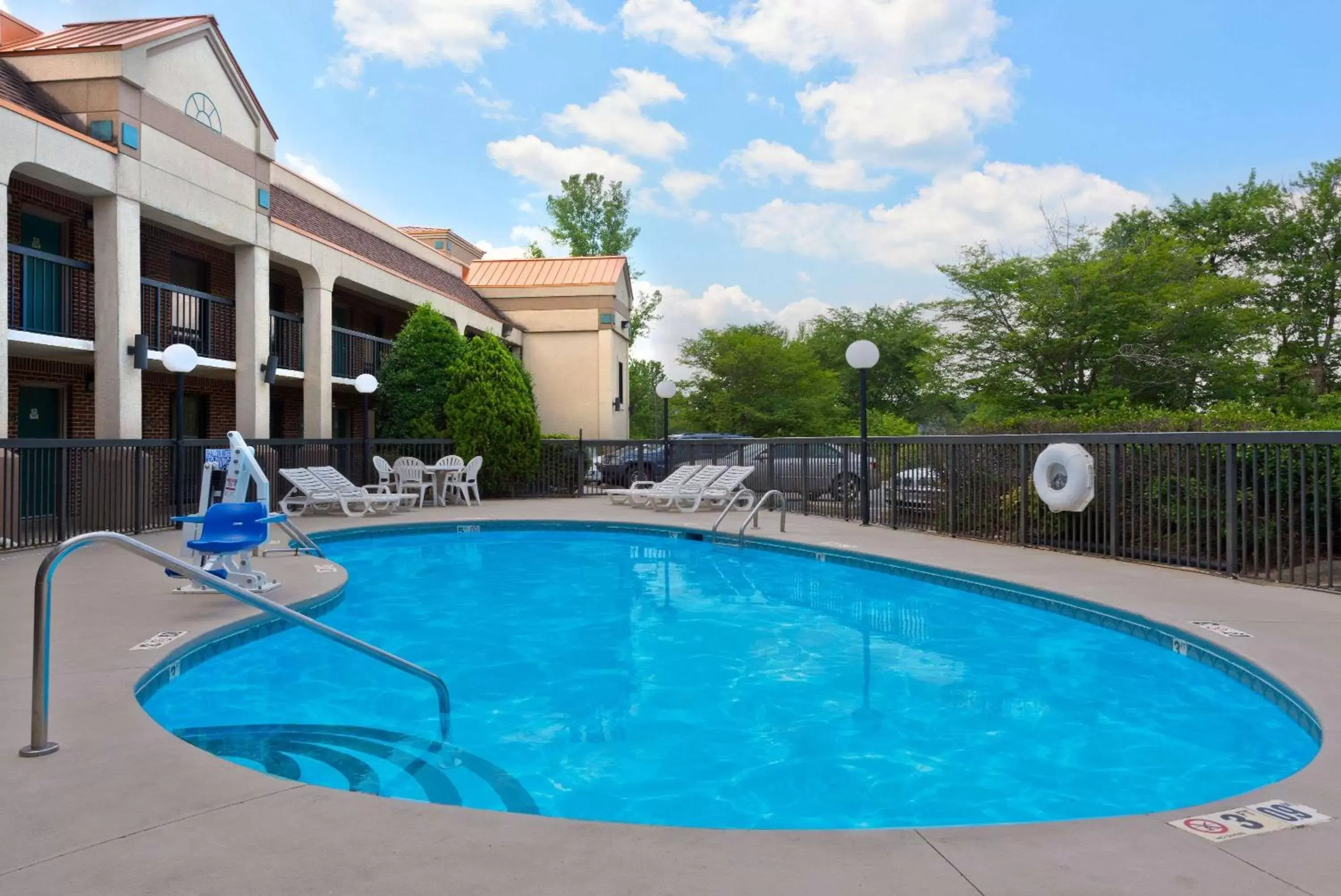 On site, Swimming Pool in Super 8 by Wyndham Huntersville/Charlotte Area