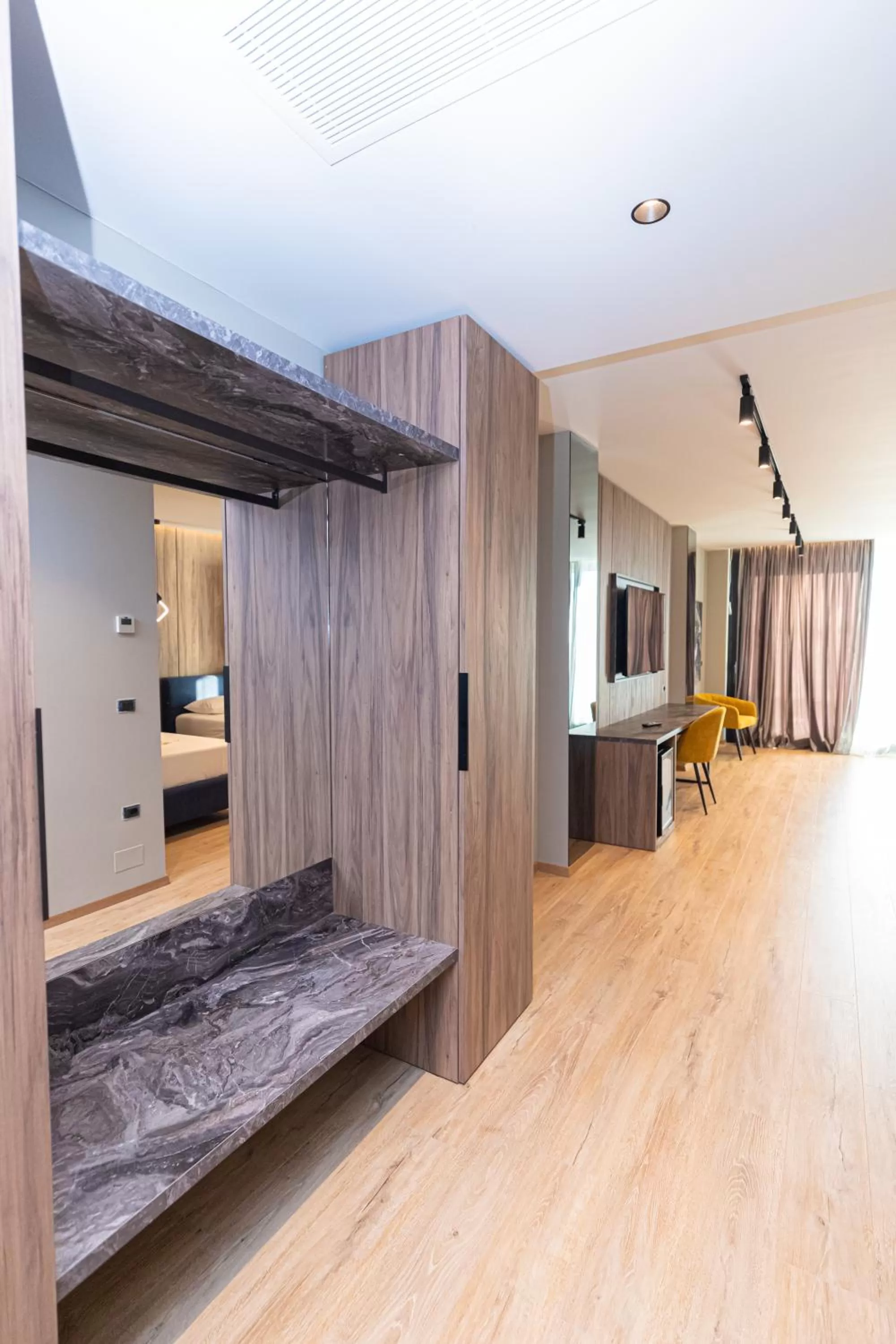 Communal lounge/ TV room, Bed in Esbjerg Hotel