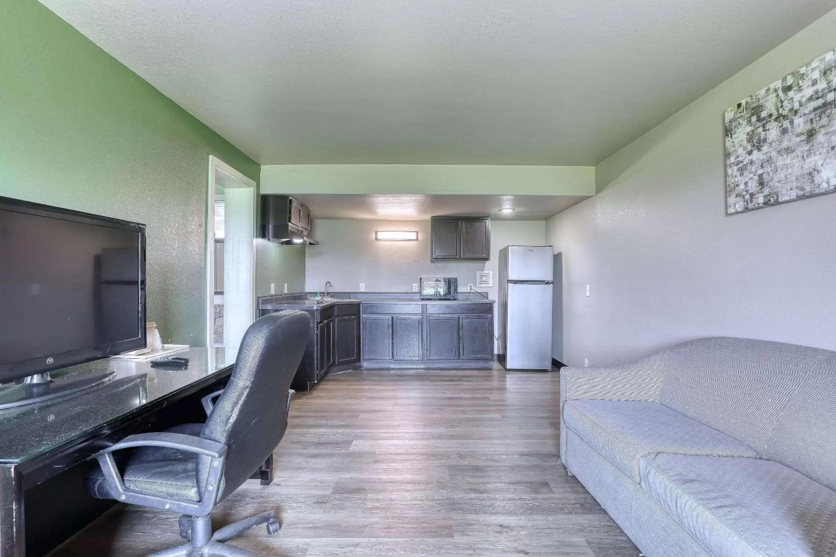 Bedroom, Seating Area in Suburban Studios Neenah