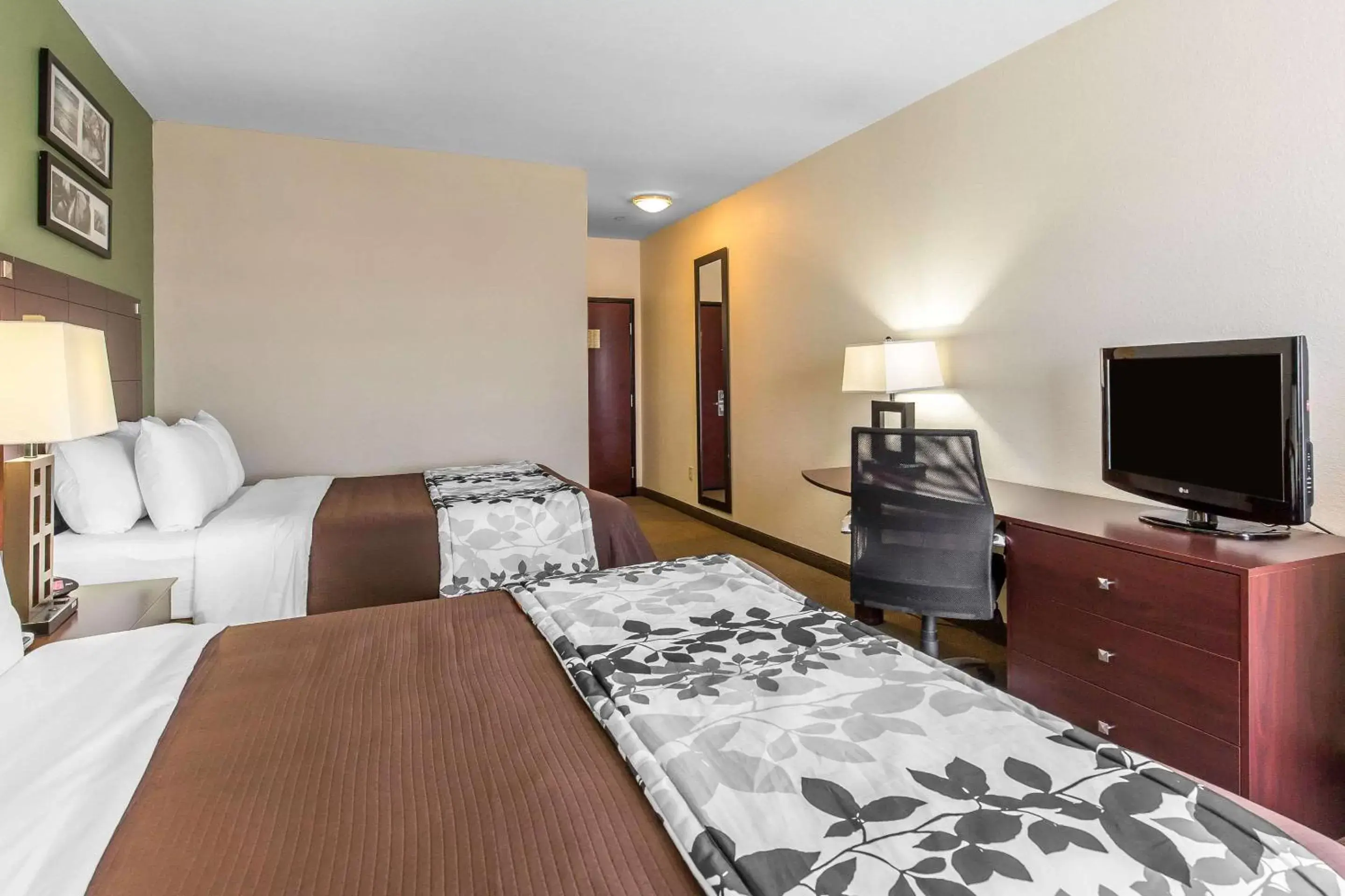 Photo of the whole room, Bed in Sleep Inn & Suites Bush Intercontinental - IAH East