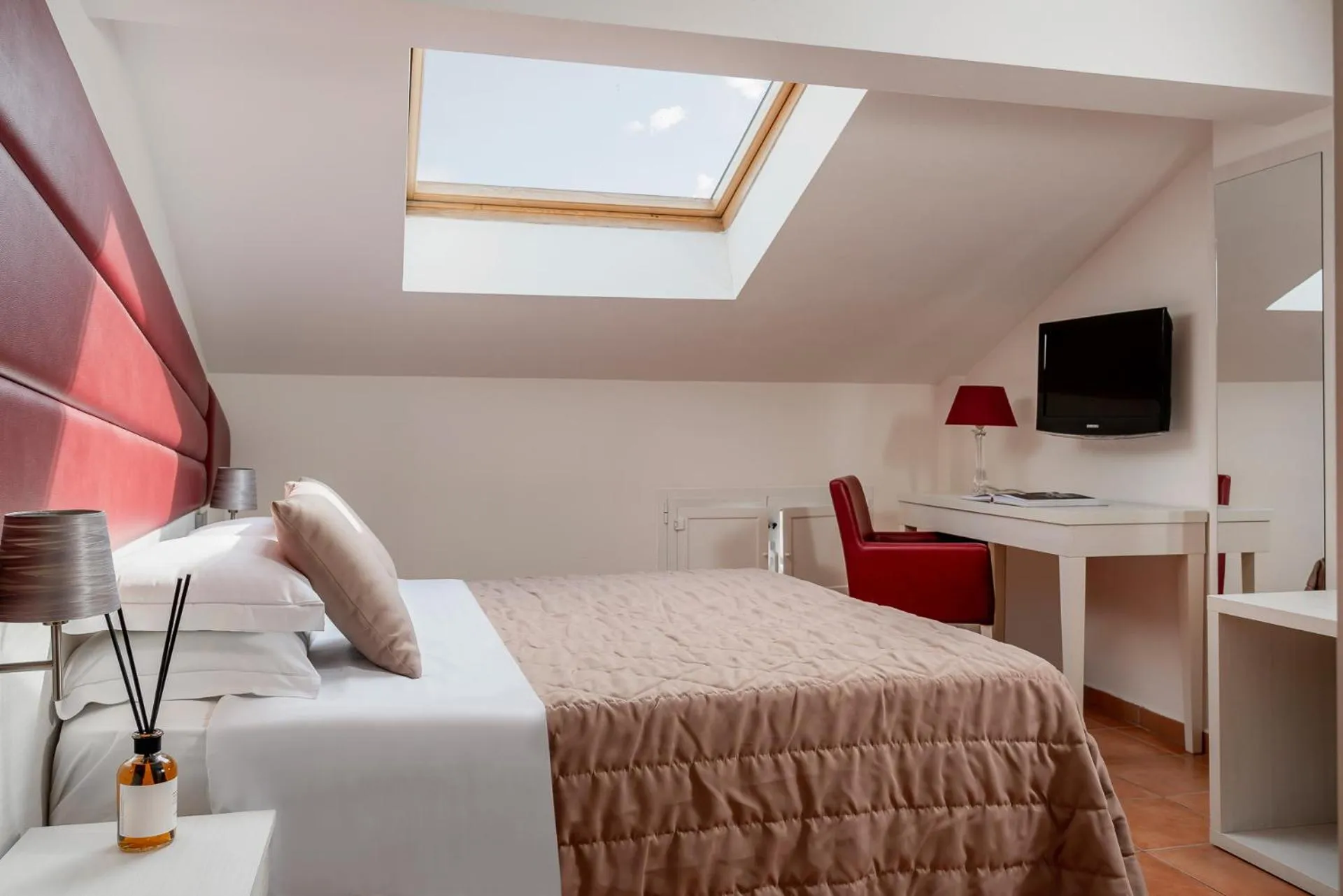 Bedroom, Bed in Albergo Rossini 1936 - Small & Charming