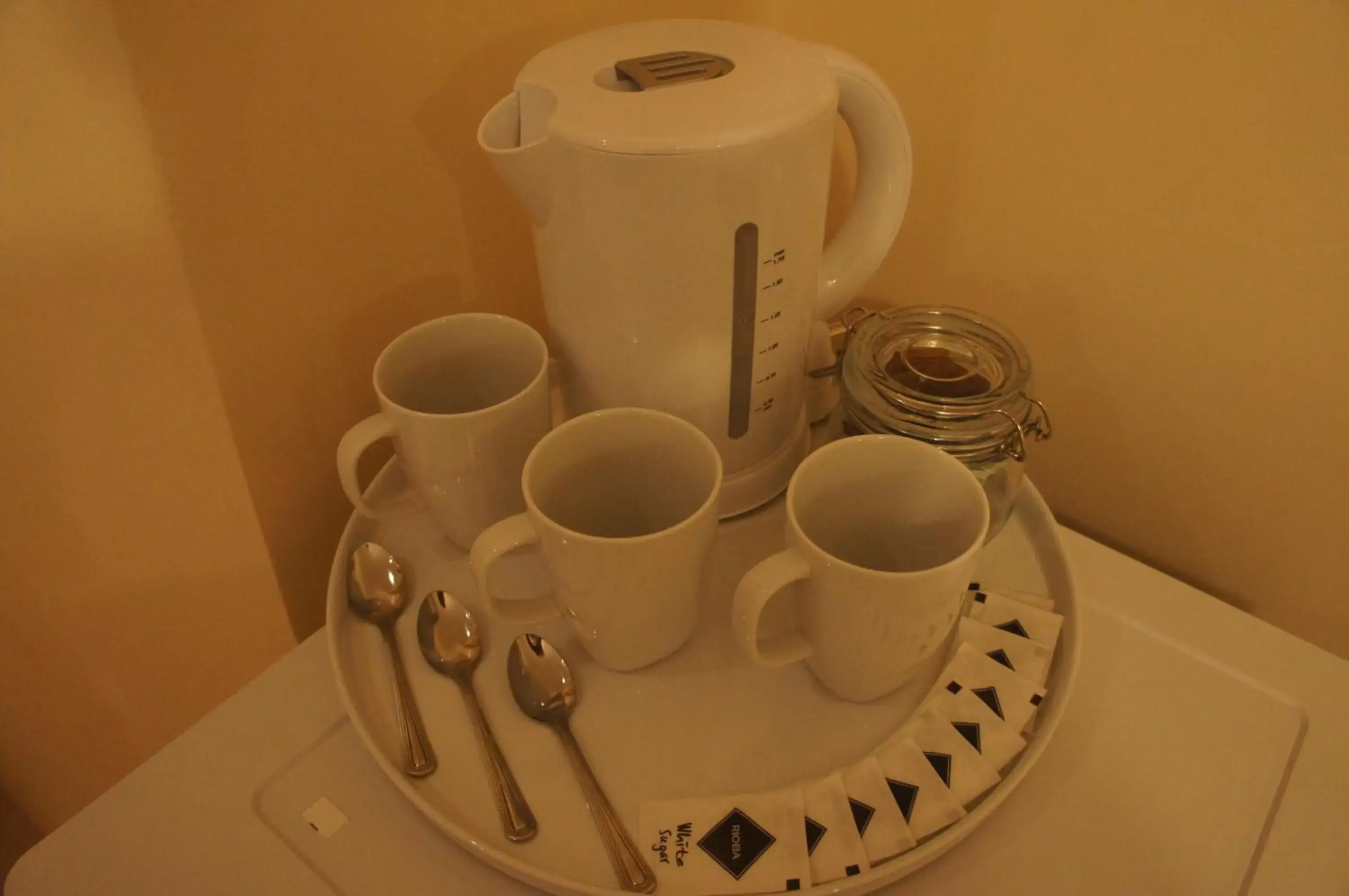 Coffee/tea facilities in Sapphire Hotel London