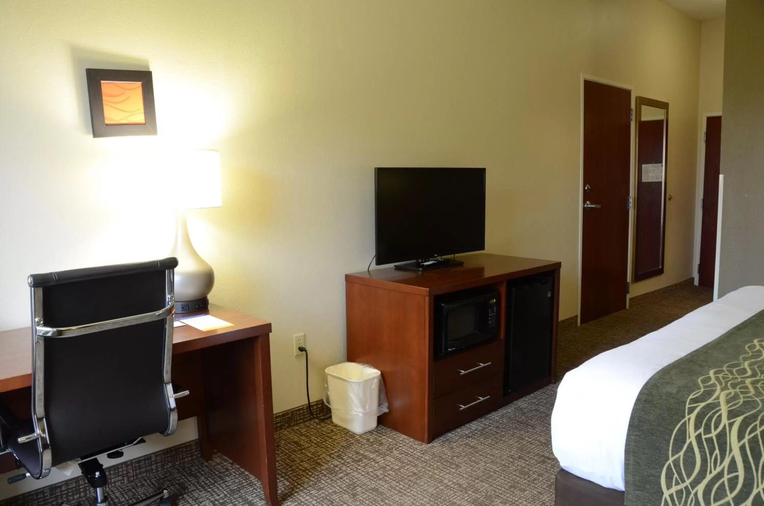 Photo of the whole room, TV/Entertainment Center in Comfort Inn & Suites Cave City