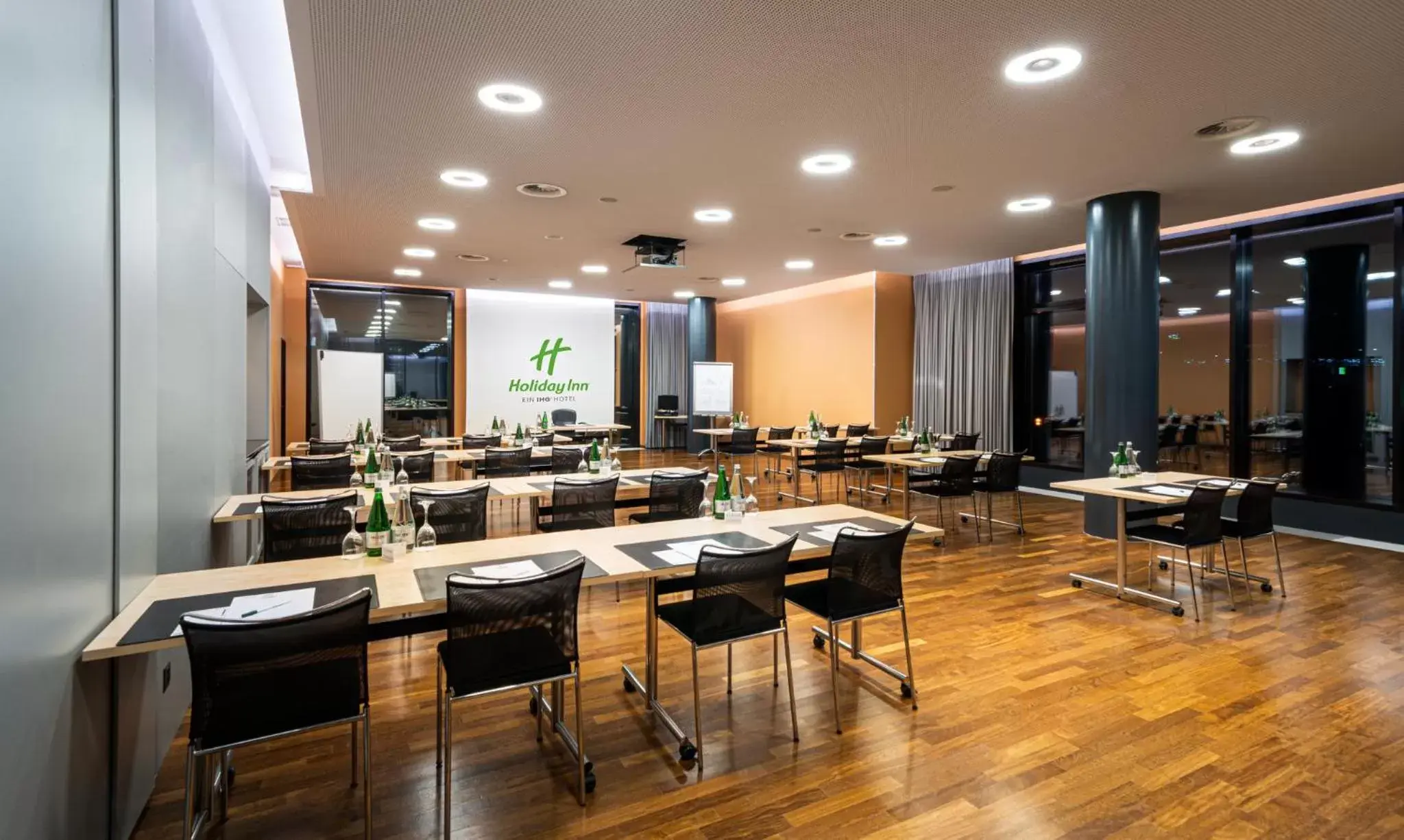 Meeting/conference room, Restaurant/Places to Eat in Holiday Inn Zürich Messe, an IHG Hotel