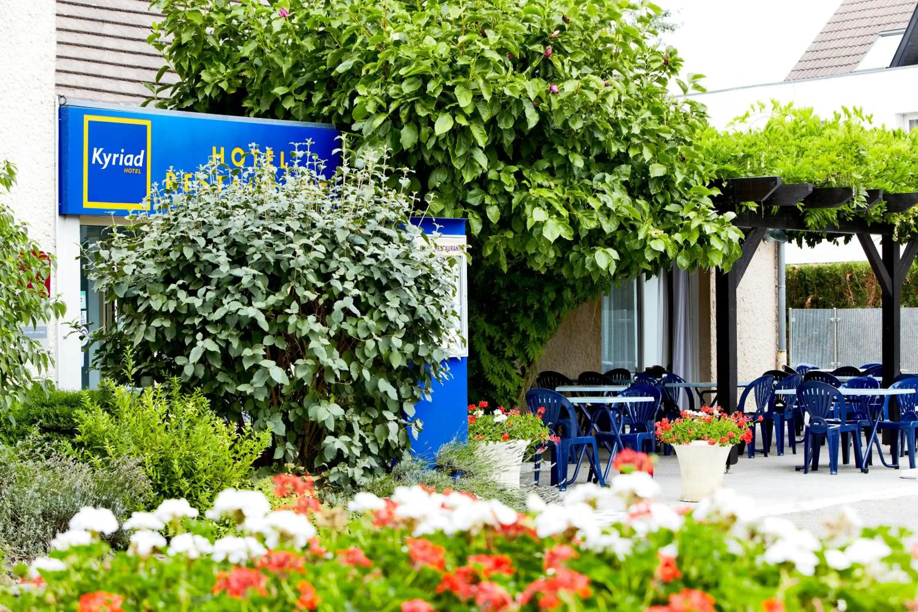 Patio in Hôtel Restaurant Kyriad Mulhouse Nord Illzach Patio in Hôtel Restaurant Kyriad Mulhouse Nord Illzach
